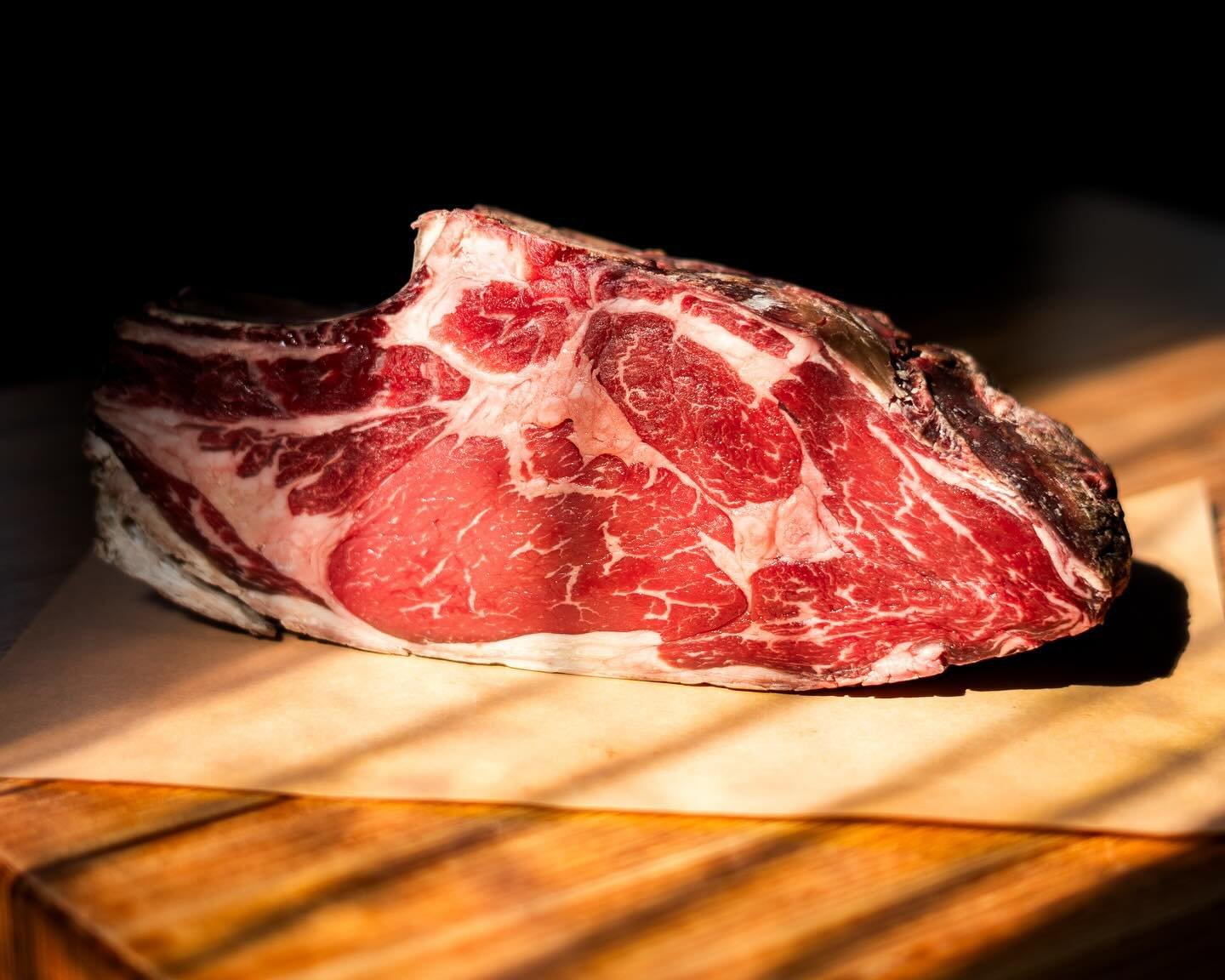 La c&ocirc;te de b&oelig;uf, &acirc;g&eacute;e de 45 jours.

#steak #steakhouse #boucherie #butcher #butchershop