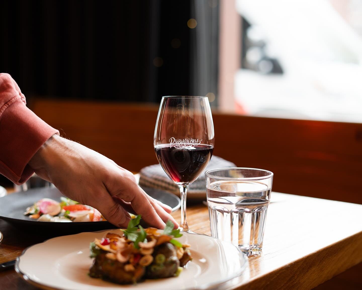 Ti&rsquo; verre de rouge avec ton repas ?

#vin #wine #winebar #baravin #restaurant