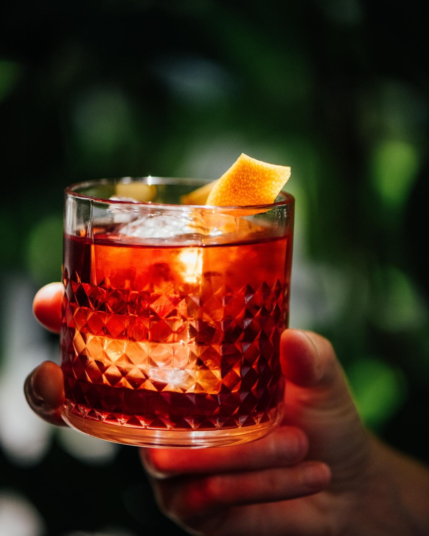 Profitez de l&rsquo;occasion de votre prochaine visite pour essayer l&rsquo;un de nos d&eacute;licieux cocktails. 🍸

#cocktail #drinks #negroni #bar #winebar