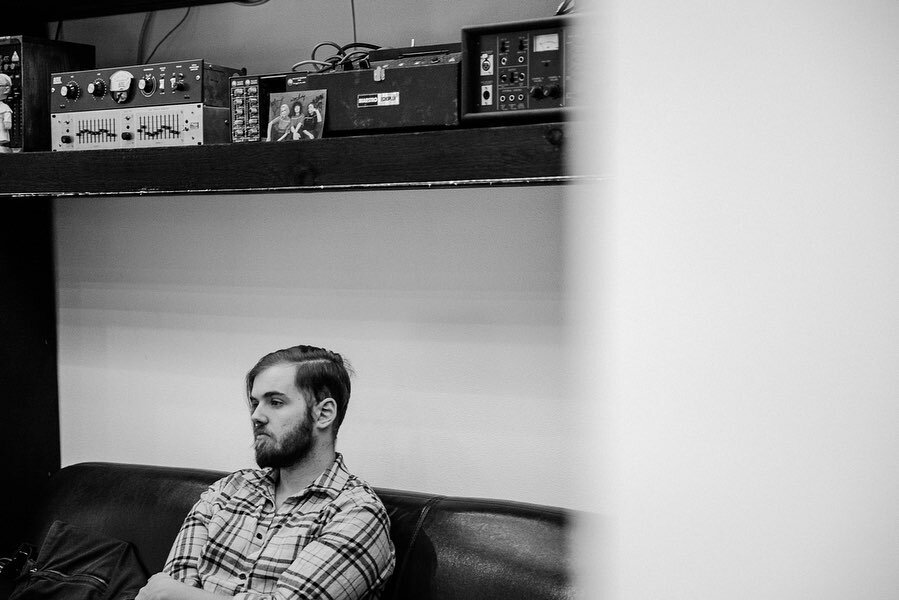 Shots of @iamlapeer in the studio recording vocals! I can&rsquo;t wait for more music! 🙌🏻
-
-
-

#spotifyusa #indiemusic #onestowatchfor #newmusic #newrelease #hypemachine  #lovewhatyoudo #dowhatyoulove #photography #sonyalpha #canonglass #canon247