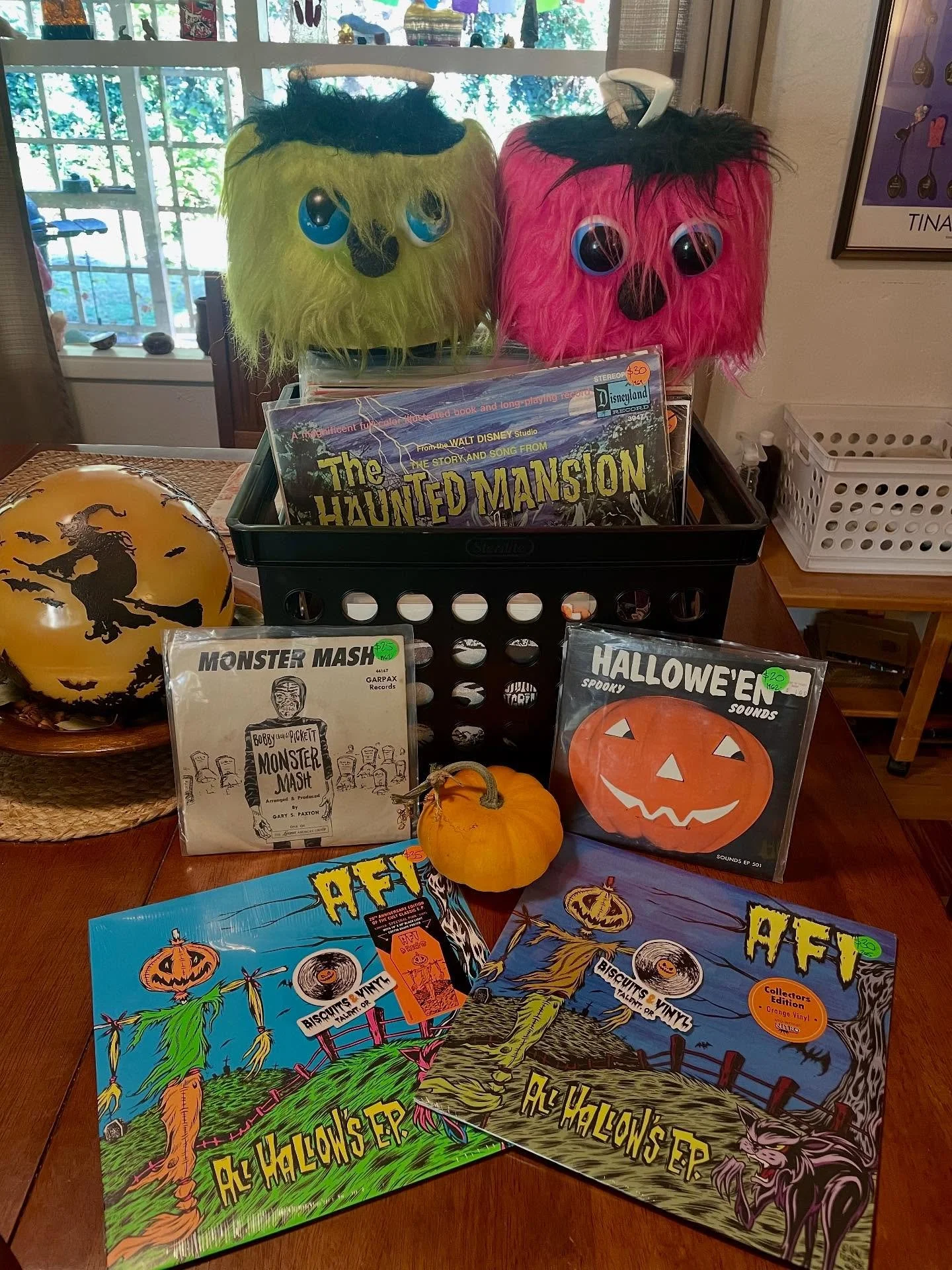 Haunted crate of records heading to the shop today. Come through if you dare. 🧟&zwj;♂️🧛🏻&zwj;♂️👻🎃
Open noon to 6 Wednesday through Saturday 

#supportyourlocalrecordstore #vinylcommunity #recordcollector #talentoregon