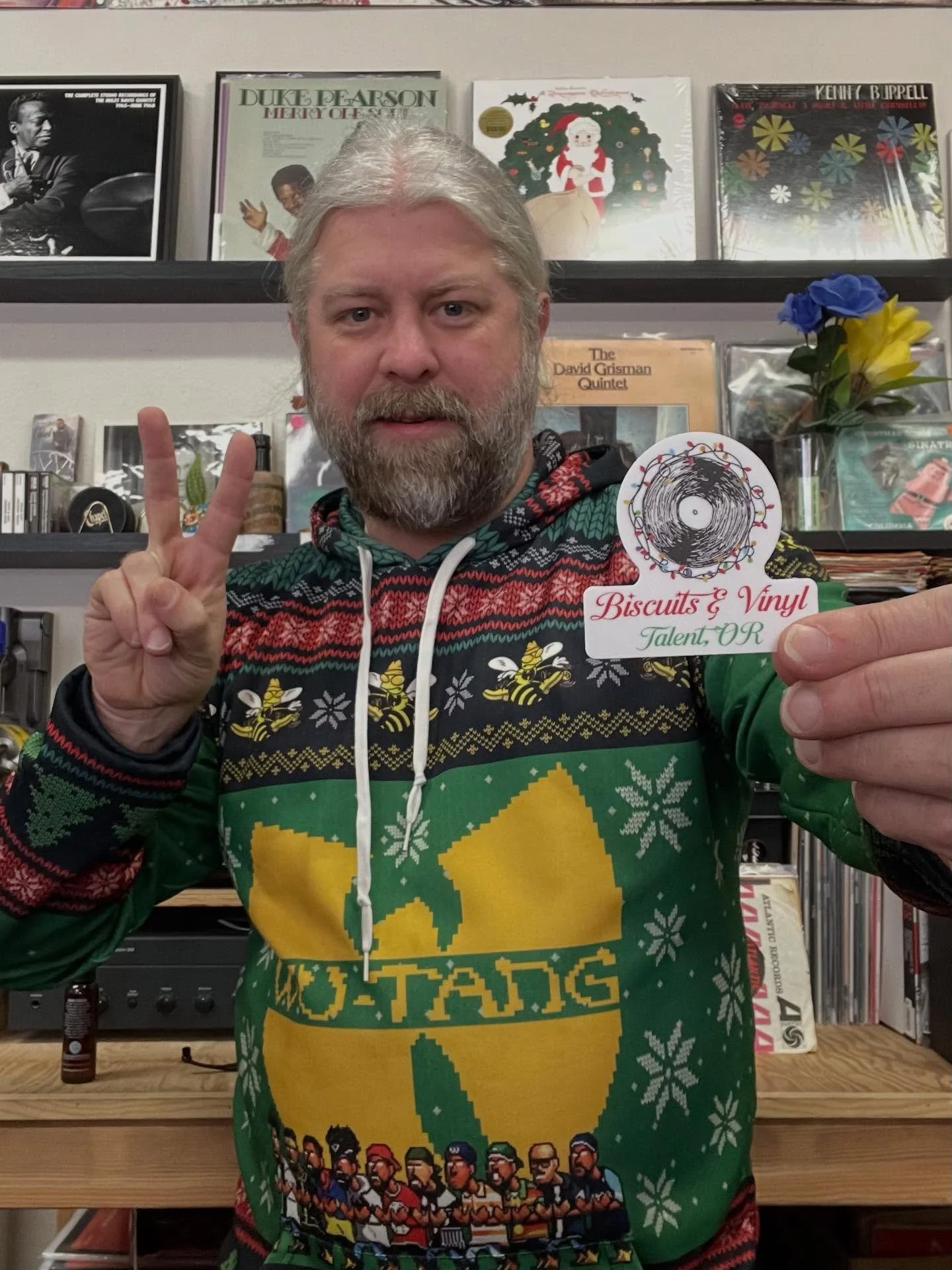 Merry Christmas Eve! We open! 

Here til 5ish spinning some personal holiday faves. Lots of restocks going out too. Come through!
🎄🎅🏻🎁🎶

#supportyourlocalrecordstore