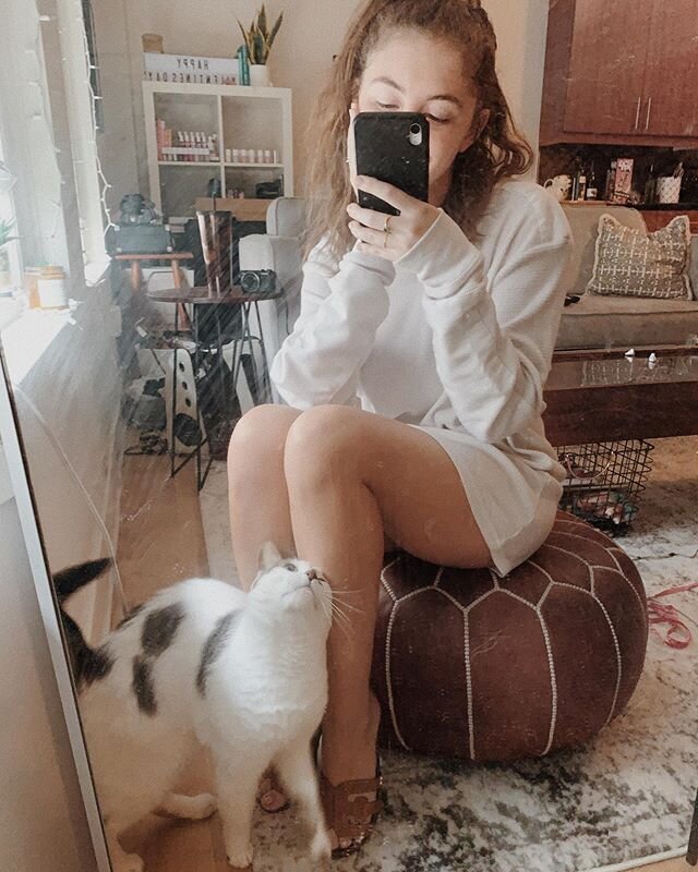 When your cat decides to join in on the photos ✨