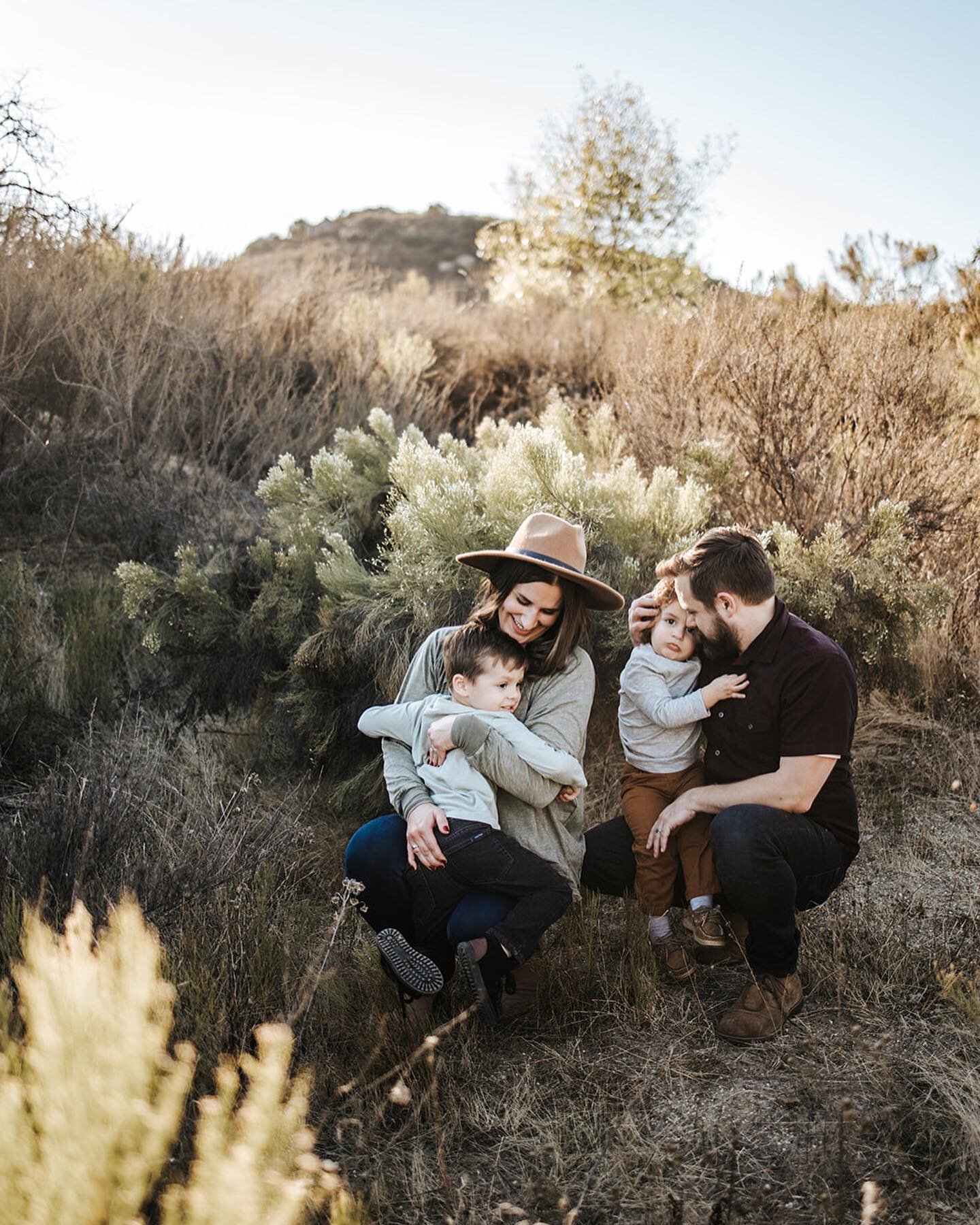 San Diego has always been one of my favorite locations year-round, but it's especially great in the fall ✨ Four spots are still open to join me for a mini session this September and will take place in North County at Lake Hodges, at a park location. 