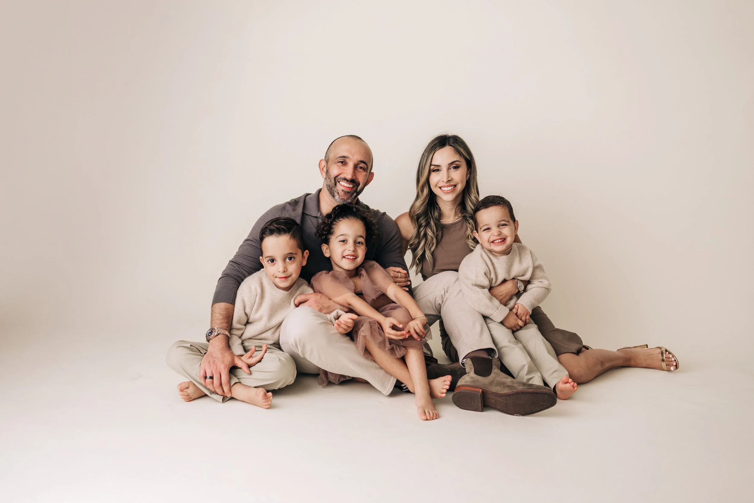 A Simple &amp; Classic Studio Family Session
