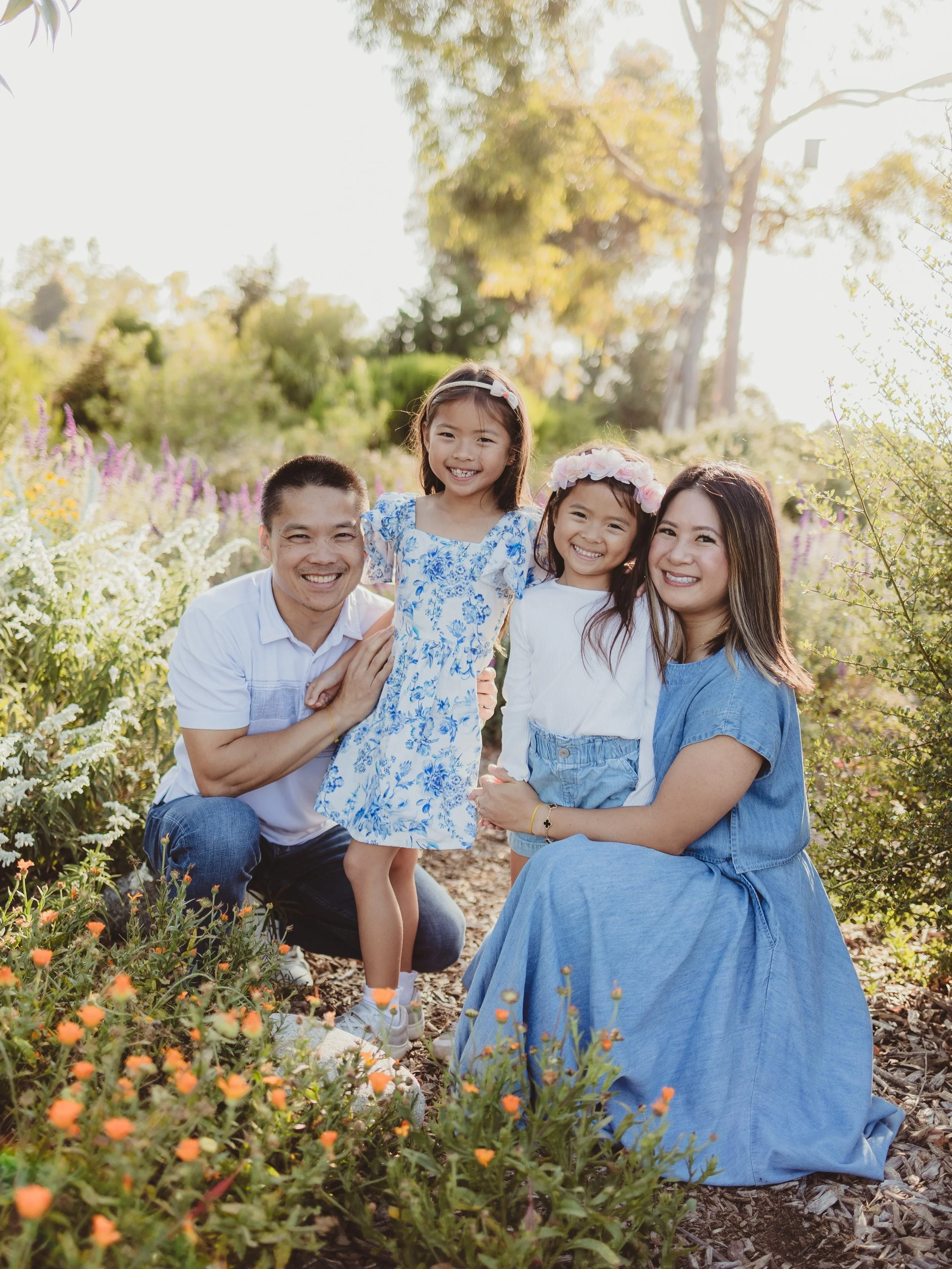 Family photo outfits don&rsquo;t have to perfectly &ldquo;match&rdquo; to look good together. Coordinating colors, textures and subtle patterns creates a more natural and timeless look.
Think knits, linen, denim and layers in complimentary tones inst