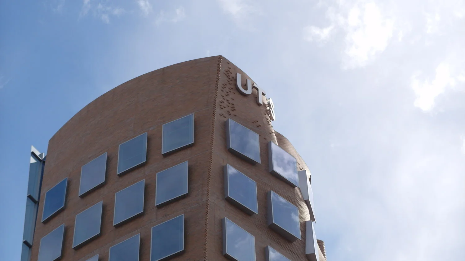 Frank O. Gehry | Raising Heads, Eyebrows &amp; Questions