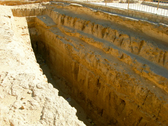 Water erosion inside boat pit East side GP. Photo Gigal