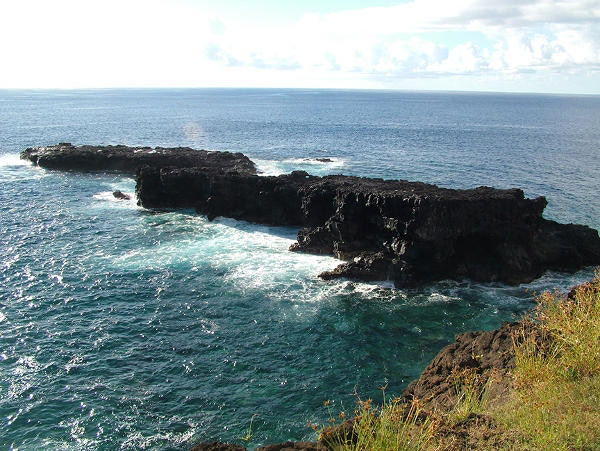 Overlooked basalt quarries exist under the waves at Easter Island