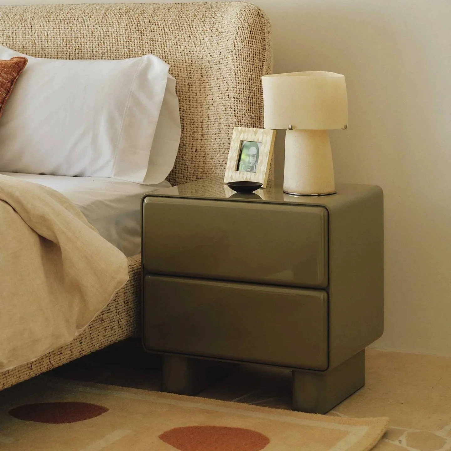 || MEET THE BRAE BEDSIDE ||

A fresh arrival from Horgans that brings a little attitude to the everyday.

With its curved silhouette, high-gloss finish and subtle &lsquo;70s influence, Brea plays beautifully with light - adding depth, contrast and a 