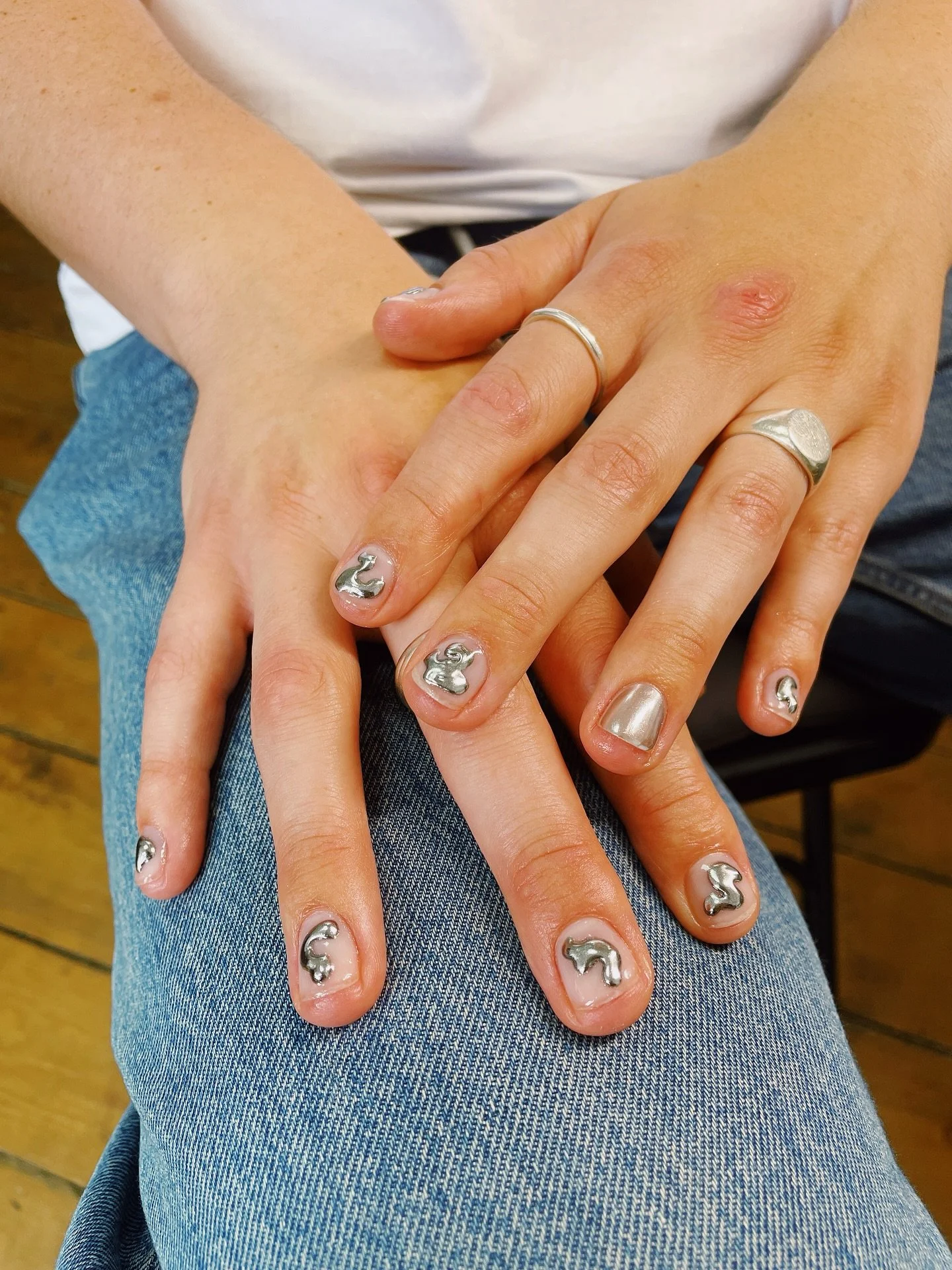 chrome blobs 👽
&zwnj;silver gel nail art level 

using:

@hoholee_house portrait of a beauty in HV03 (head to @west.nail.uk website and use code Jess10 for 10% off!) 

@kokoist_japan non wipe accessory bond in black