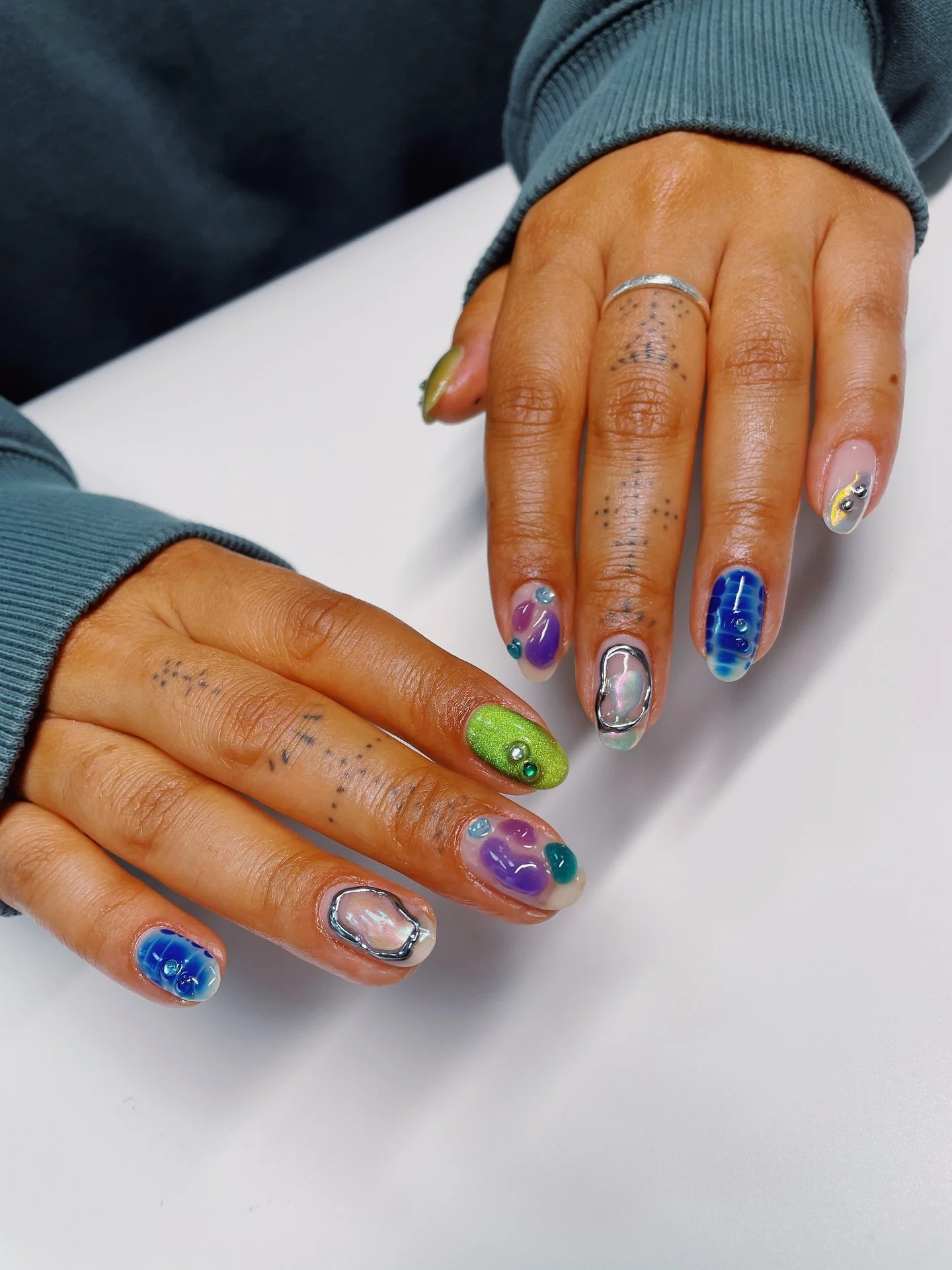 spacey mix n match 🌌👽💚💟
&zwnj;platinum gel nail art level 

using:

@hoholee_house stickfit parts gel, @mayour_korea the collectors season 3 set mixed colours and MZ17 (head to @west.nail.uk website and use code Jess10 for 10% off!) 

@kokoist_ja