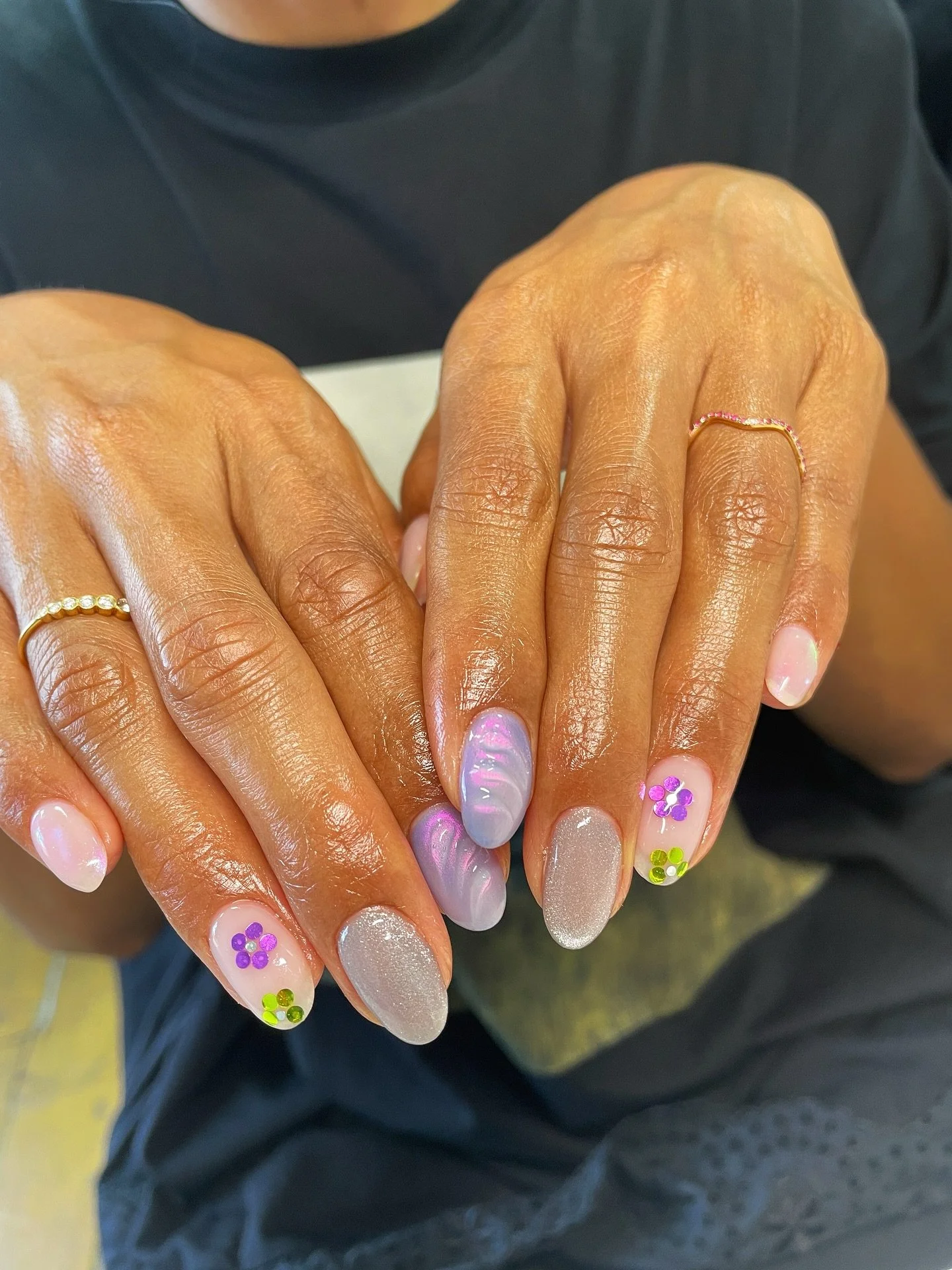 groovy chick 💚🌸💜
&zwnj;platinum gel nail art level 

using:

@hoholee_house stickfit parts gel (head to @west.nail.uk website and use code Jess10 for 10% off!) 

@kokoist_japan @nailthoughts in baby cakes base 
@kokoist_japan planet magnet in moon