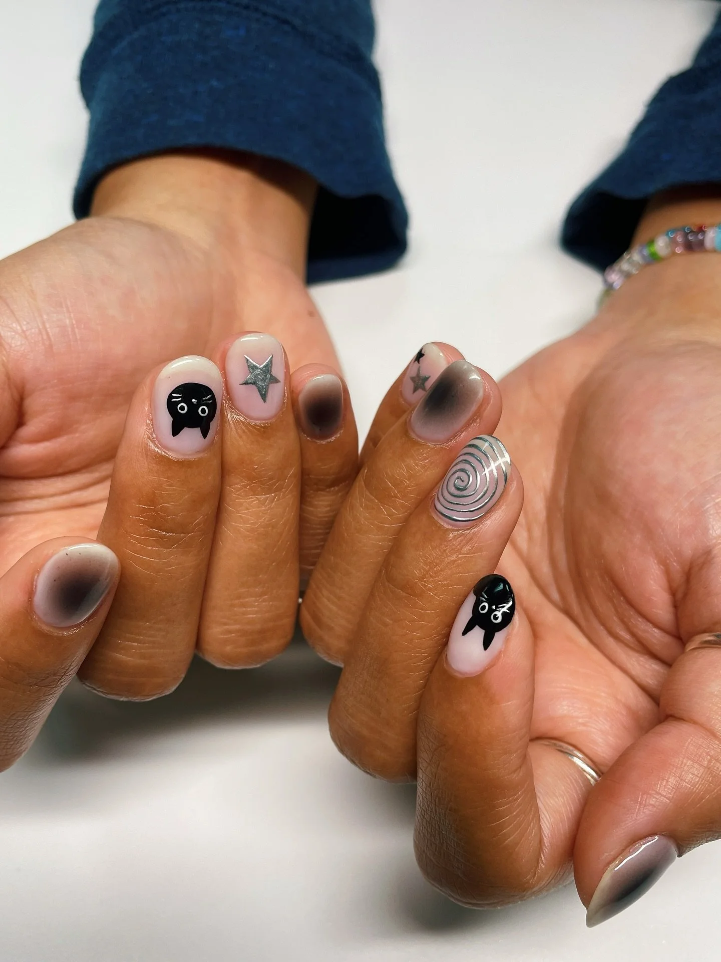 kitty 🐈&zwj;⬛ 🩶🌀
&zwnj;gold gel nail art level 

using:

@kokoist_japan @nailthoughts in overcast
@kokoist_japan in blackest black, maxi white 
@the_gelbottle_inc studio gel in chrome 

#madewithkokoist