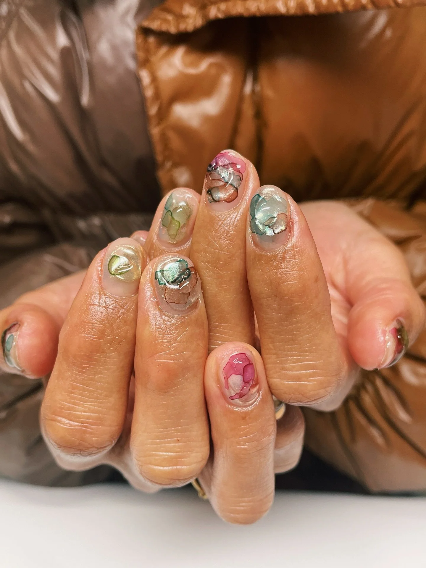 watercolour glass 💧
gold gel nail art level 

using:

@more.official art liquid 3 ink mixed colours, @mybee.tokyo mirror powder in MP002 (head to @west.nail.uk website and use code Jess10 for 10% off!) 

@kokoist_japan @nailthoughts in honey tea bas