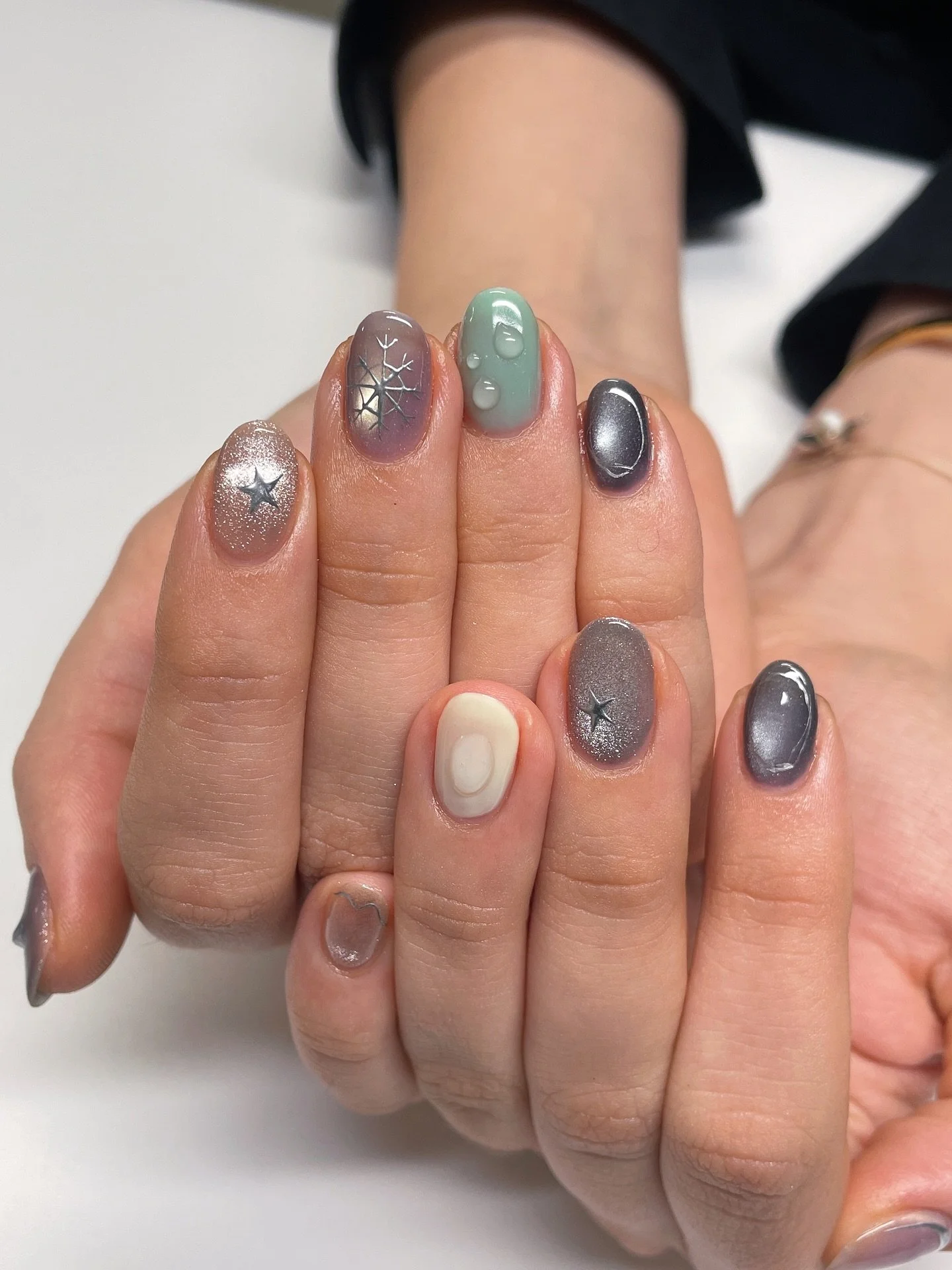 lo -fi winter ❄️ 
gold gel nail art level 

using:

@mayour_korea in MS61, @palettecarys sparkling satin collection in evening haze, @moregelofficial official art liquid metal ink in MT-32 (head to @west.nail.uk website and use code Jess10 for 10% of