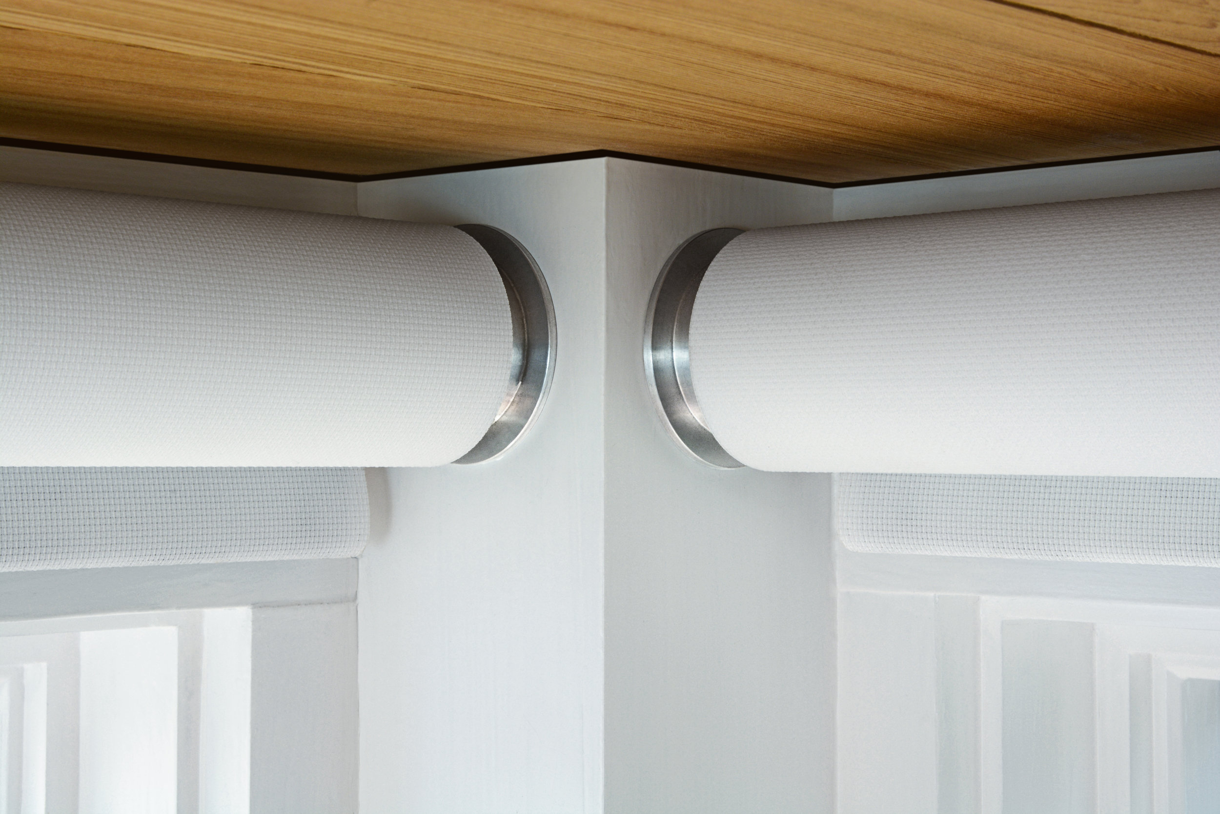 Jamb brackets (R1/R2) are can be mounted inside a window casing or to a wall.