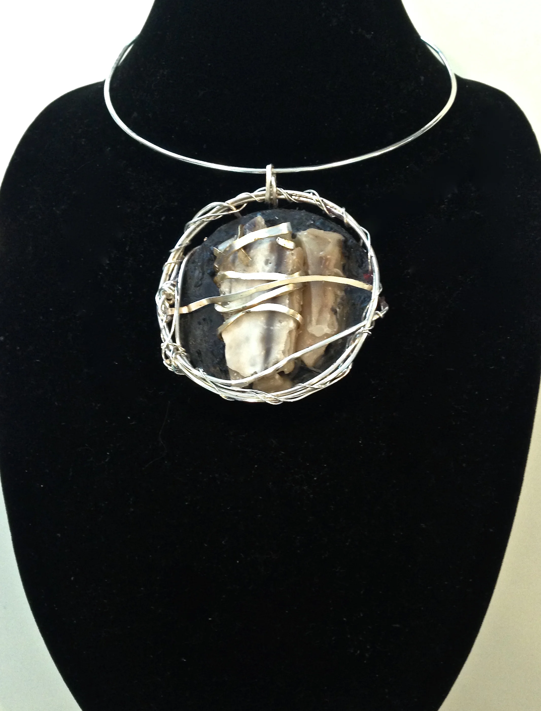 J16 Choker