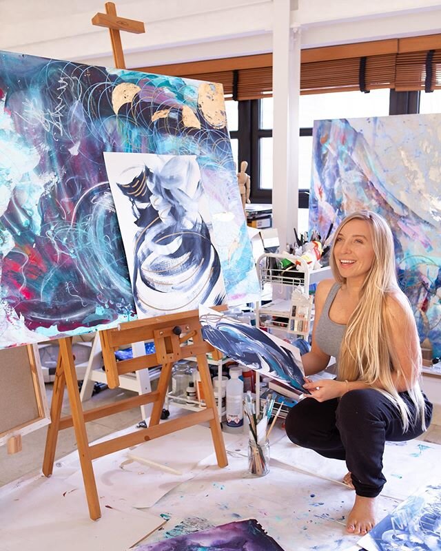 How&rsquo;s everyone doing at home? I&rsquo;m trying to get Will to let me paint him naked... so far he&rsquo;s not willing. Another few days in quarantine might do it 🤞🤣. He&rsquo;s gonna be mad when he reads this. 🐣love you .
.
.
.
.
#artcommuni