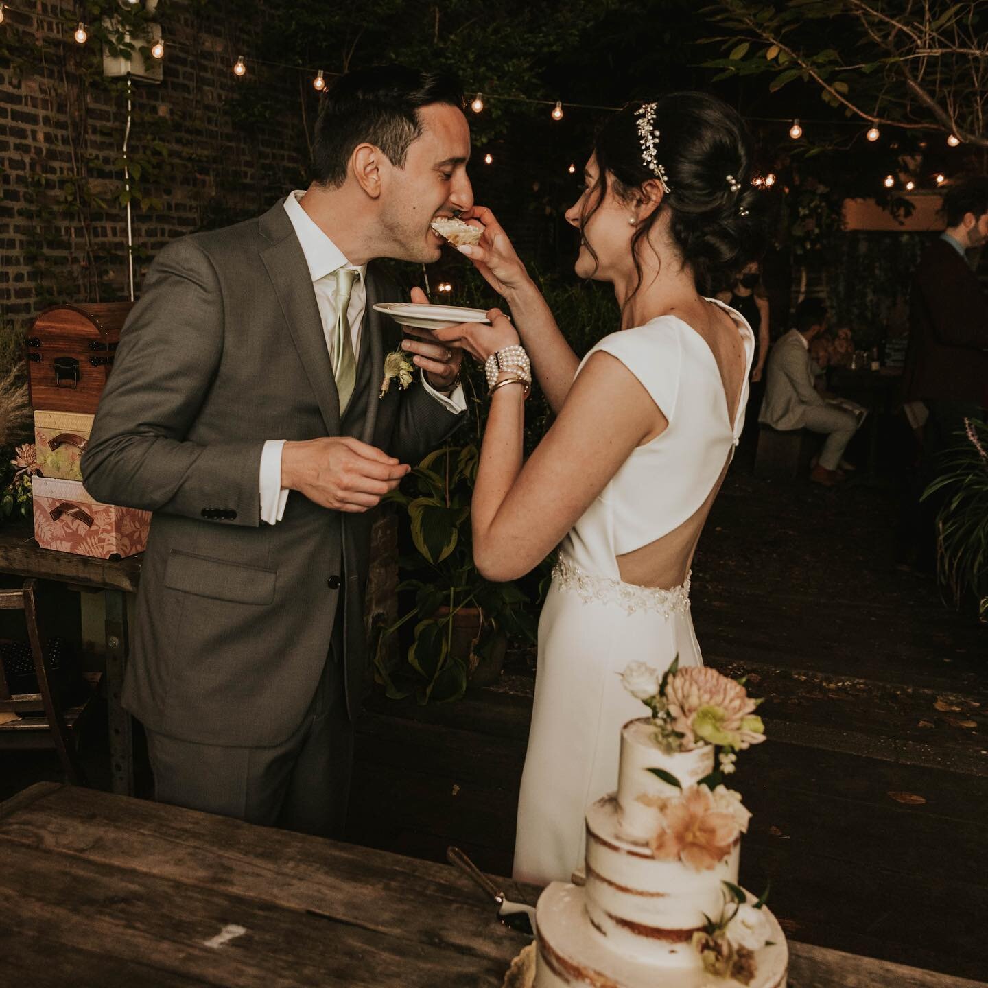 Notice anyone else standing around? Your cake cutting doesn&rsquo;t have to be a moment for anyone other than you two!⁣
⁣
Before you consider skipping it altogether, talk to your planner and photographer about a &ldquo;silent&rdquo; cutting. ⁣
⁣
The 