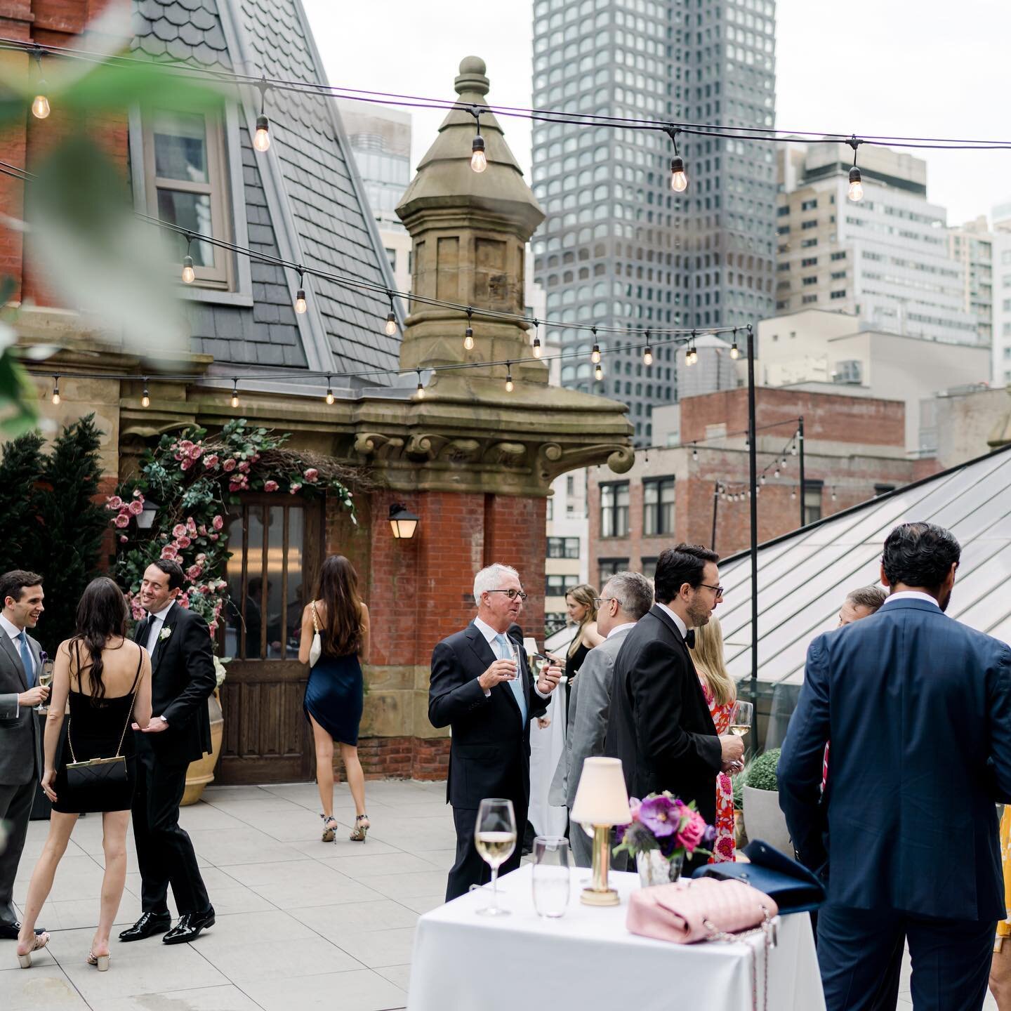 Cocktail hour among the skyscrapers. This is one of my favorite hidden gems in the city. ⁣
⁣
If you have a small enough guest count, hotel penthouses might be an option for you!⁣
⁣
📋: @smallshindigs⁣
📸: @elenawolfe