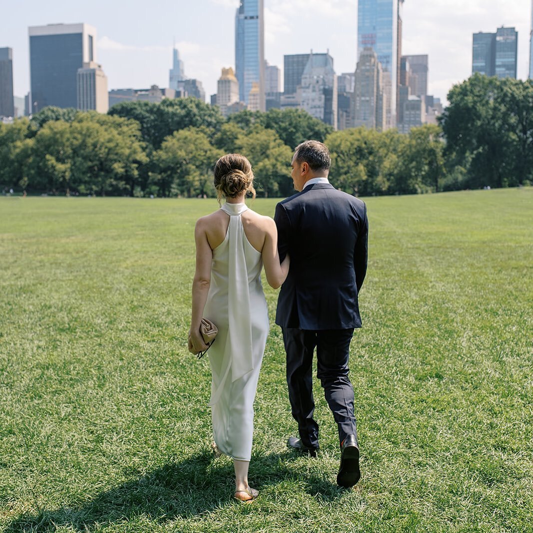 A Central Park walk before the festivities of the day begin. ⁣
⁣
📋: @smallshindigs⁣
📸: @oliviachristinaphoto