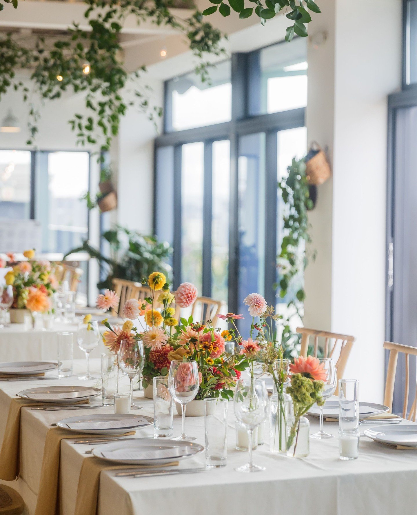 The florals at this wedding were hard to ignore, from the dahlia varieties woven through the ceremony to vines climbing every wall. This venue was the perfect canvas to make a bright palette pop.⁠
⁠
Venue: @brooklygrange⁠
Photo: @mikewakephotos⁠⁠
Flo