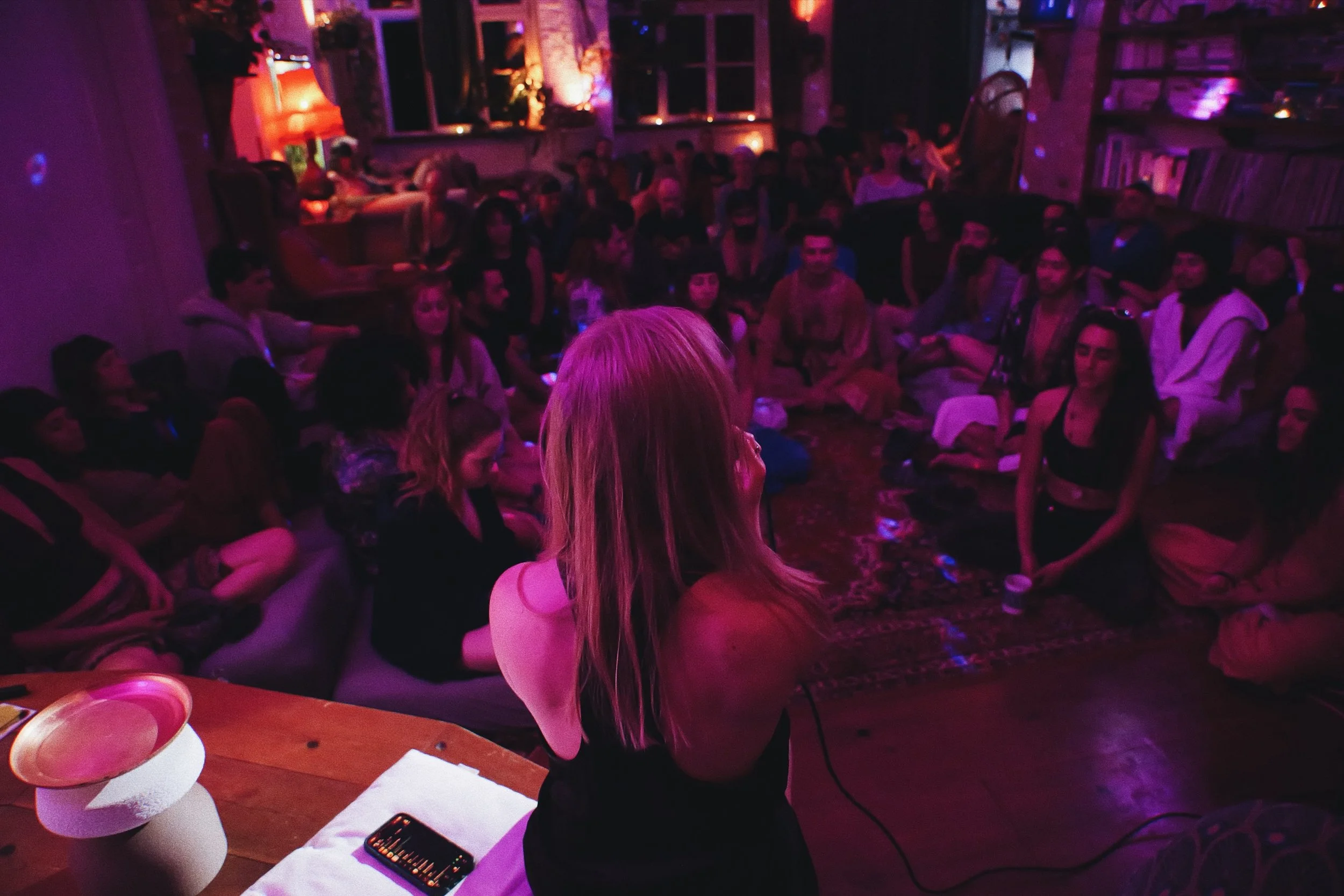 last night was a dream come true for me. a glimpse of a world where all emotions are welcomed in community, whitnessed and processed in love, together again. 

for those of you who didn't get a chance to dive in, I want to gift you +30 min in a 1-1 s