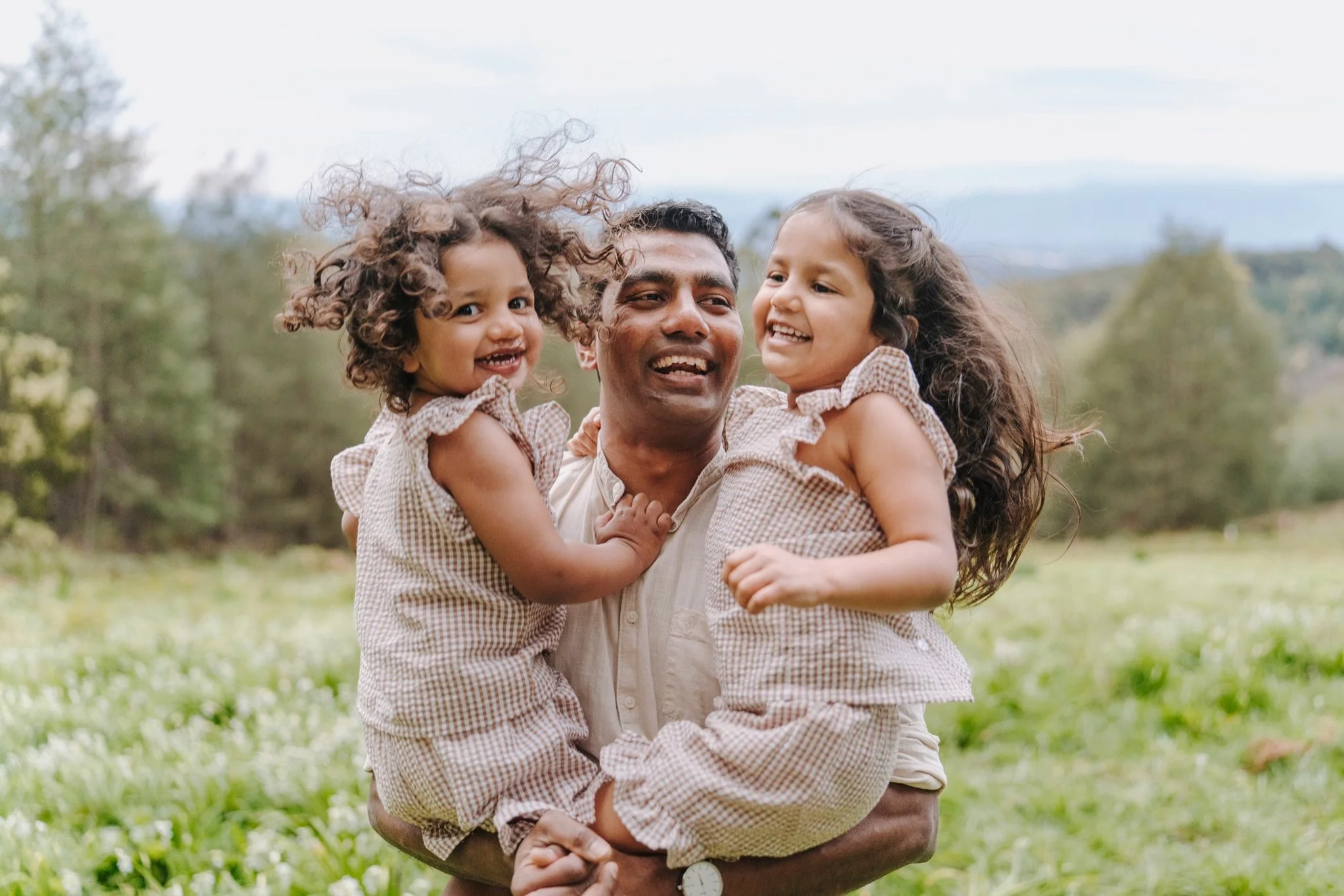 Always lots of energy in a family photoshoot! I wish I had the energy kids have 😂