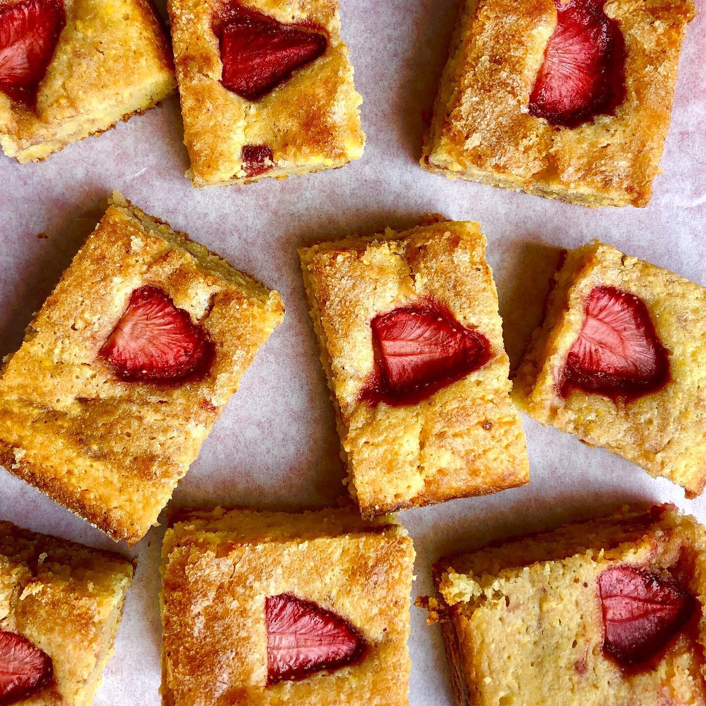 Strawberry cornmeal snacking cake (because Gemini friends require something a little extra for their birthdays, amirite?)
.
.
.
#cake #strawberries #strawberry #snacking #snackingcakes