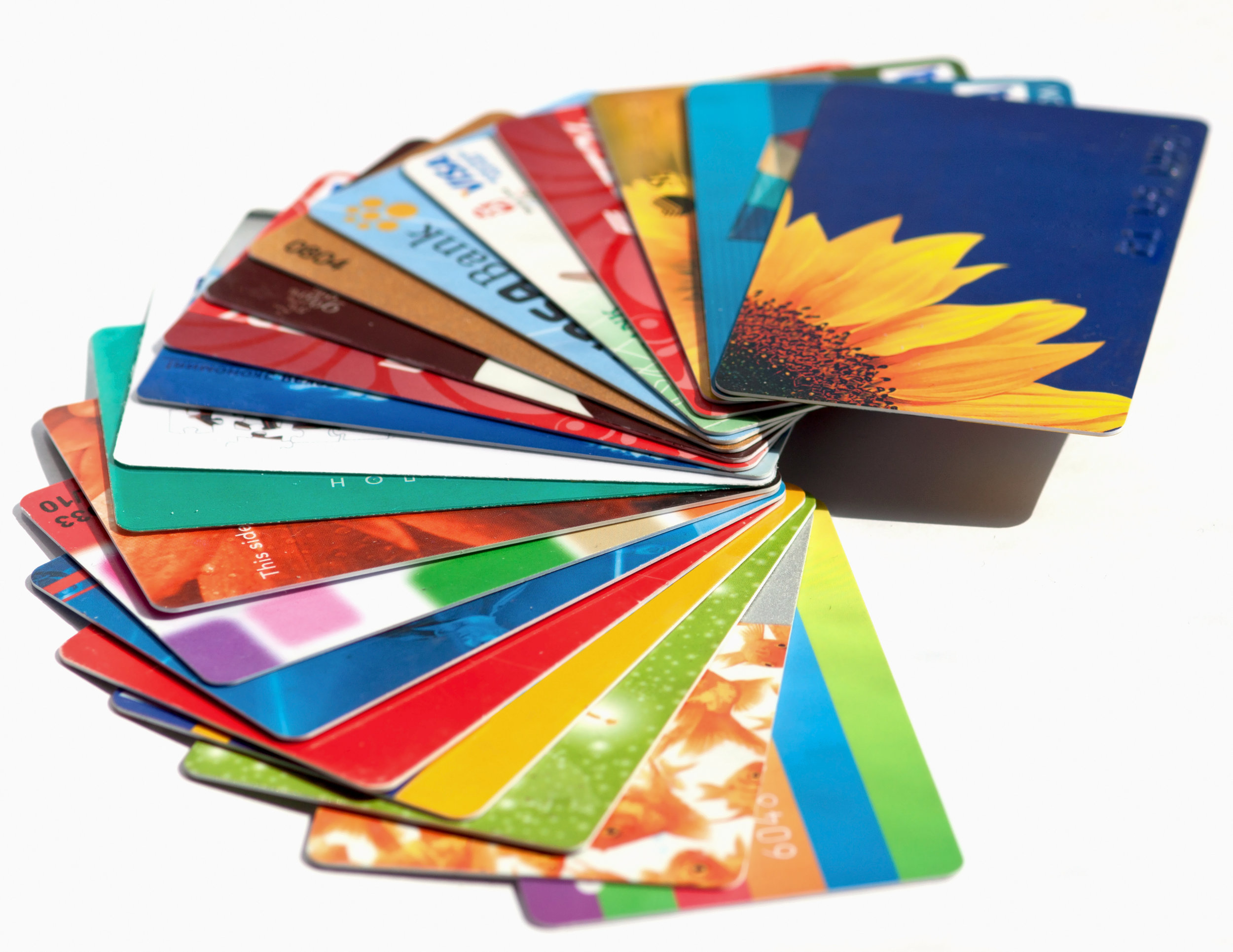 Много визиток. Пластиковые карточки. Печать пластиковых карточек. Банковские пластиковые карточки. Стопка пластиковых карточек.