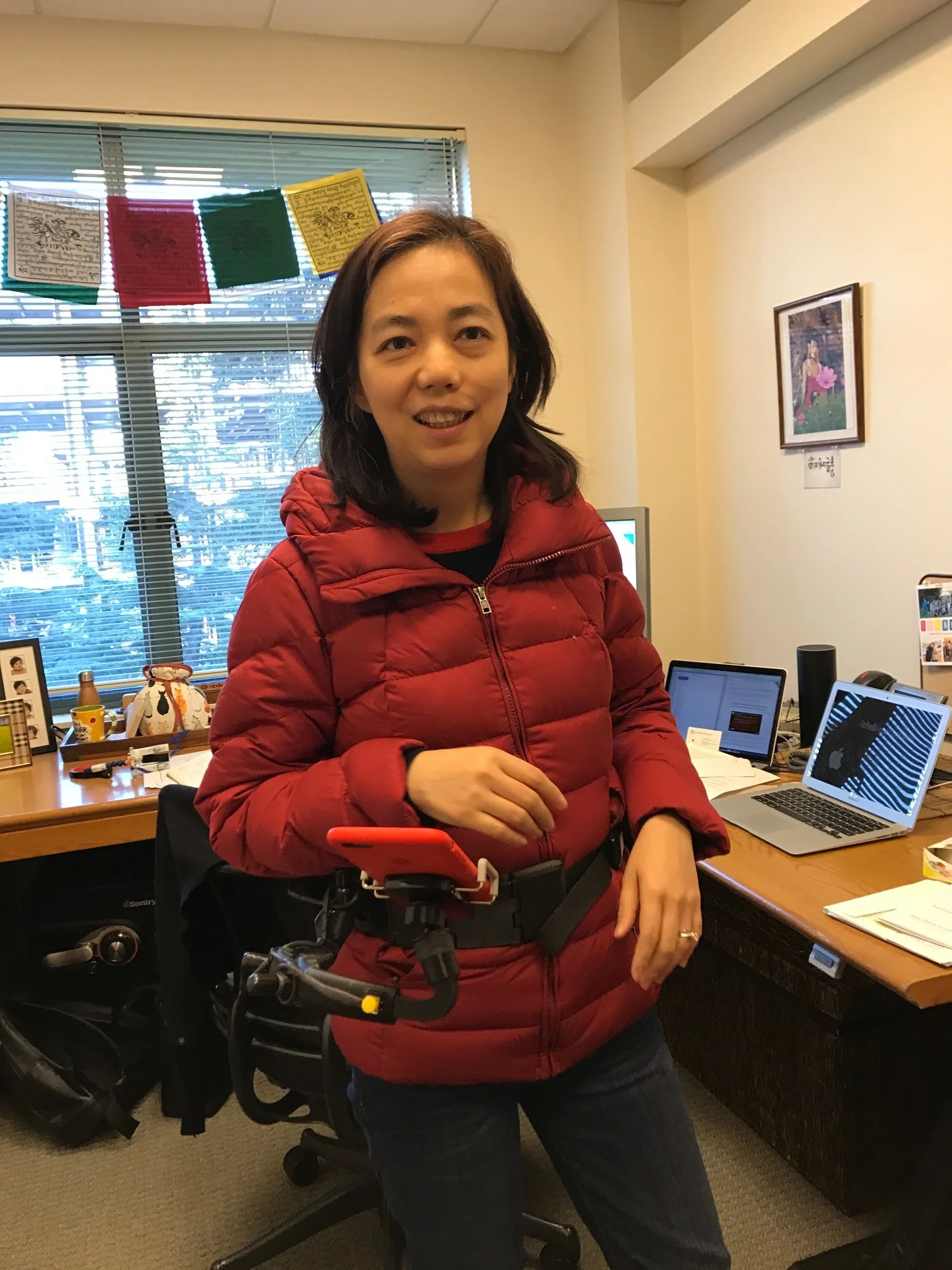 Fei-Fei Li holding her phone