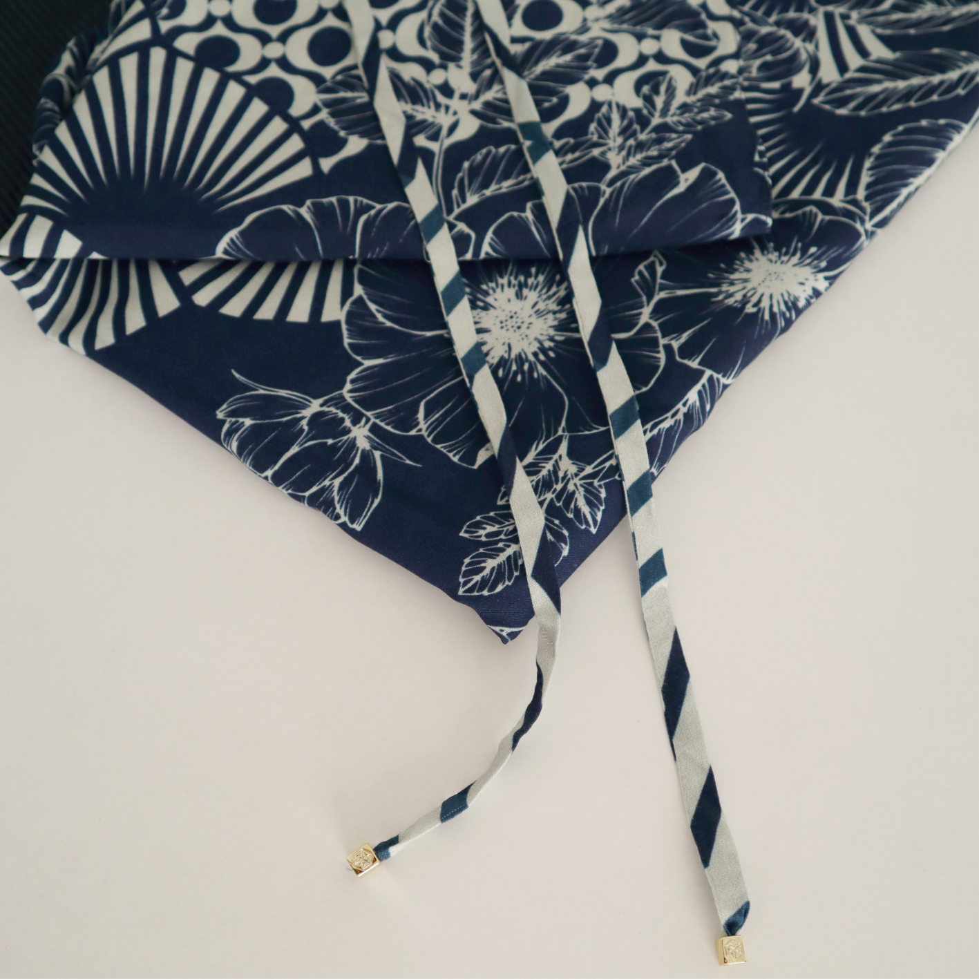 Pareo Navy Details 1.png