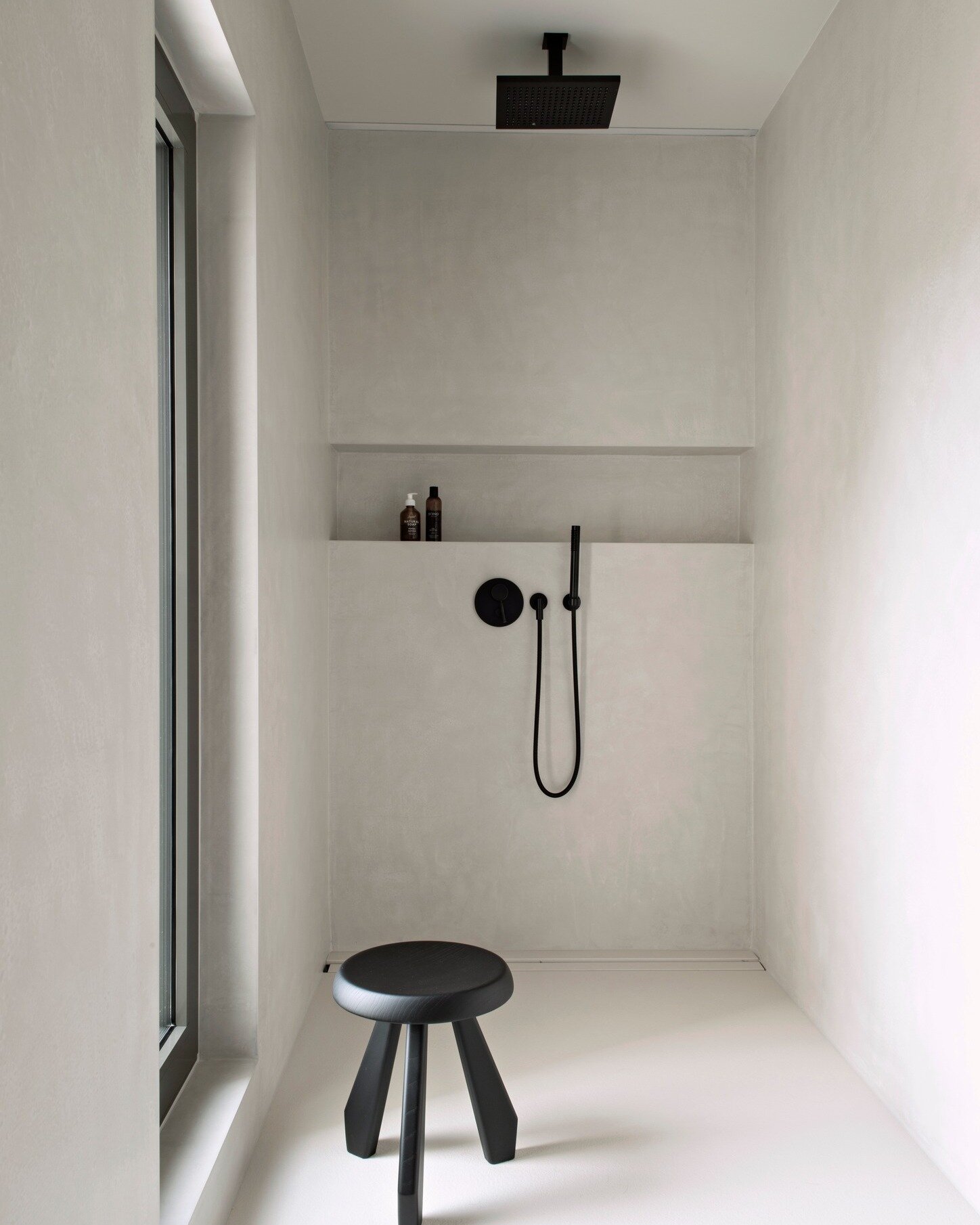 A CLOSER LOOK. Taking one material from wall to ceiling and through to the floor creates this little oasis of warmth and minimalism. A great way to start the day! The shower in the master bathroom of Garden House H. 

📸 @nicolas4matheus 

#warmminim