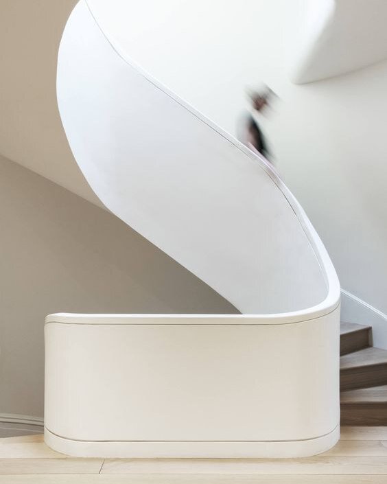 PLASTER CURVES. A staircase creates flow, draws you in and sets the tone. It invites beautiful shapes and outstanding detailing. Examplary excecution by @elizabeth_roberts_architects 

📸 @dustinaksland

#designinspiration #staircaseofourdreams #plas
