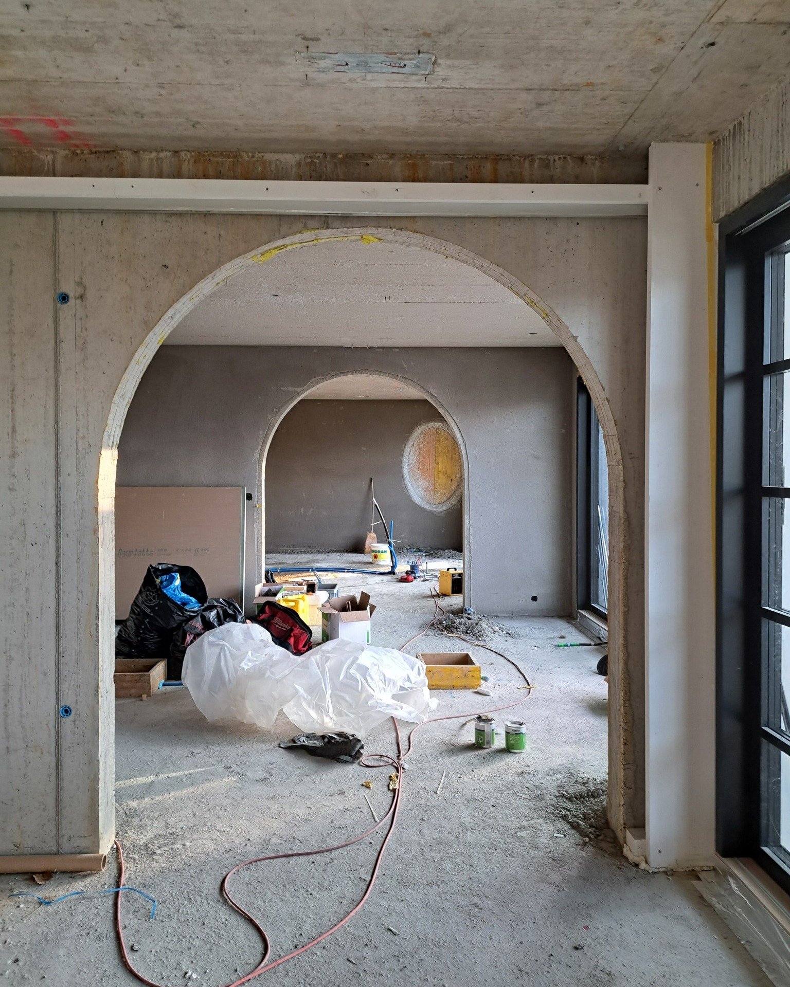 ON SITE. Great perspectives are taking shape at City House L.

#sitevisit #perspectiveviews #architecturalfeatures #archesfordays #enfilade #pointofinterest #cityliving #inthemaking #interiors #interiordesign #furnituredesign #designinspiration #spri