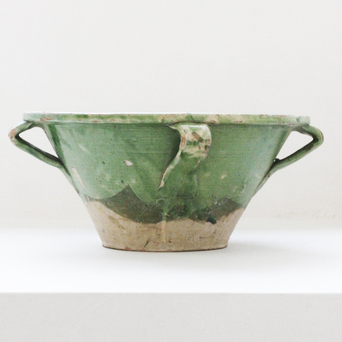 AGING BEAUTIFULLY. We love to add special pieces like this Apulian bowl, which tell stories of their own.

#naturalpatina #agingbeautifully #uniquepiece #apulianceramics #vintagepiece #ifonlytheycouldtalk #springconcepts #zurich