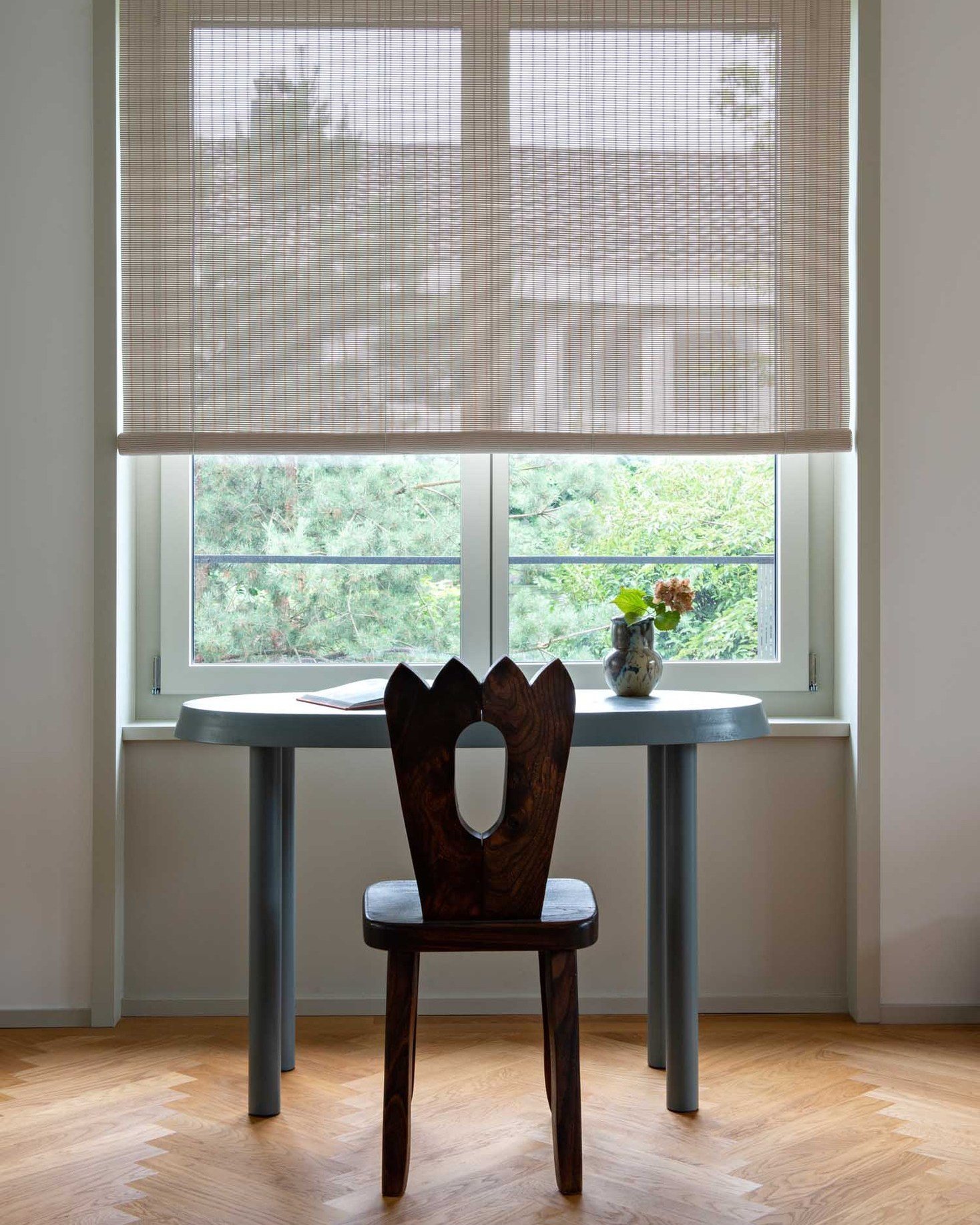 OPPOSITES. The old and the new in dialogue. 

#vintagefurniture #oldandnew #roomwithaview #homeoffice #interiors #interiordesign #furnituredesign #designinspiration #springconcepts #zurich