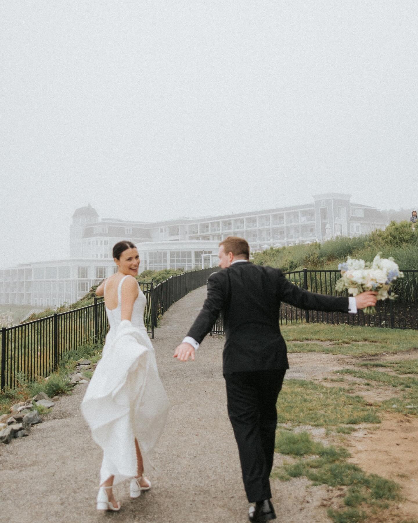 A classic blue and white coastal wedding with a twist @cliffhousemaine 🌊. Even in the fog and rain, these two were smiling in every picture 🤍

Photo // @courtney_elizabeth_media
Venue // @cliffhousemaine
Dessert // @bearbrookbakery
Entertainment //