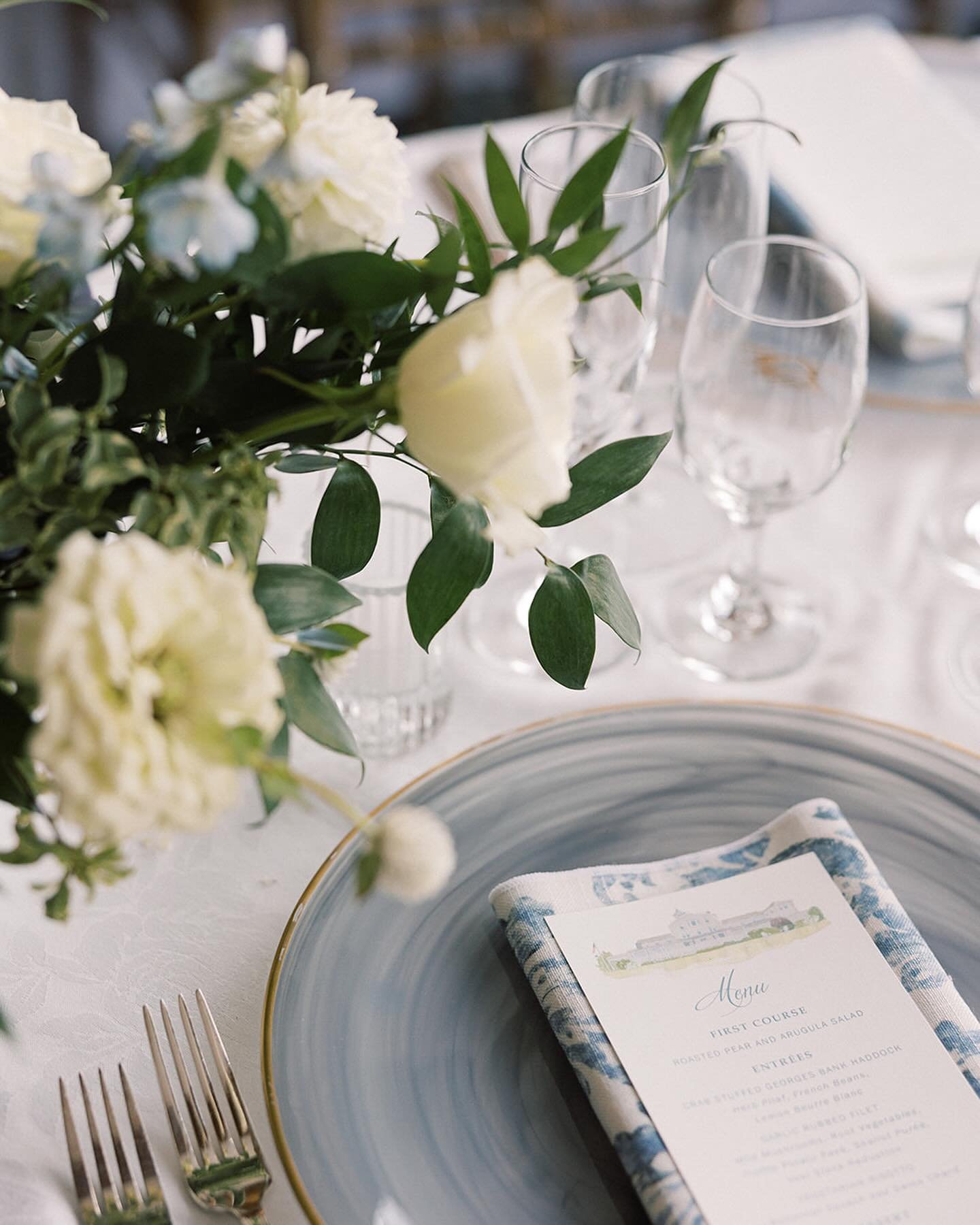 A timeless wedding at the beautiful @blackpointinn .  We love personal details specific to the venue.  @littleivypapergoods painted the inn to include on the top of the dinner menus 🍽️

Photo // @katherinebrackmanphotography
Venue + Catering // @bla