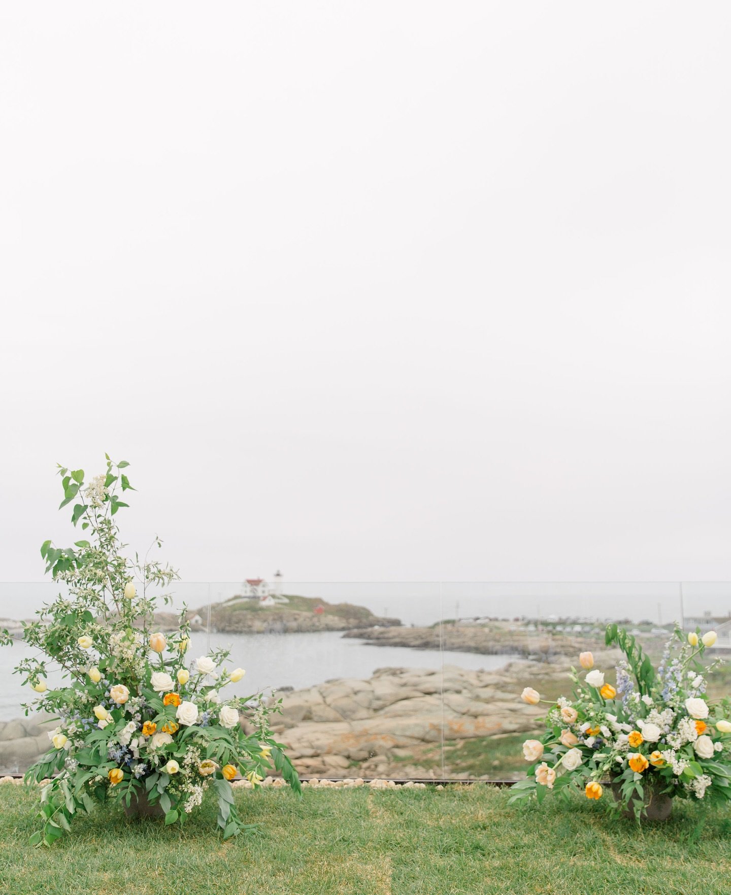 For the second year in a row, we will kick off our season @viewpoint.events 🌊. We cannot wait for you to see the details and design that we drummed up with our fantastic couple!

Photo + Video // @thelibbysphotoandfilms
Venue // @viewpointyorkmaine
