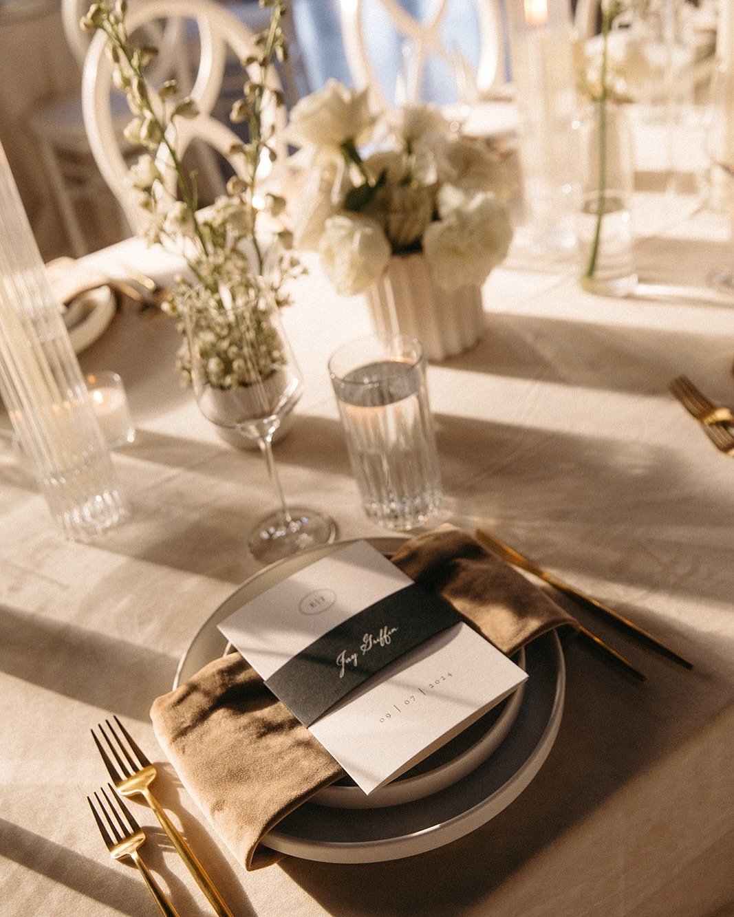 ✨ Elevate your wedding experience with personalized menus! 🥂✨ 

We love to combine place cards and menu cards whenever possible. This design from @gusandrubyletterpress featured a personalized belly band around a folded card, which included the menu