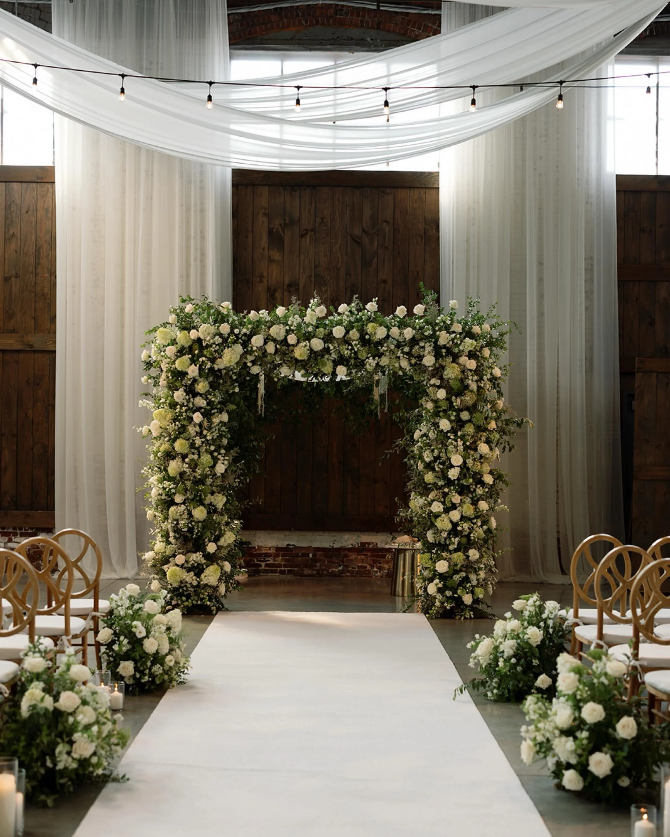 Modern elegance with a romantic edge. Airy textures, organic florals, and a room designed to feel completely immersive.

Couple // @junderberg16 and @sggreenspan55 
Venue + Bar // @eventsatthompsonspoint 
Planning + Design // @pinchmeplanning 
Photog