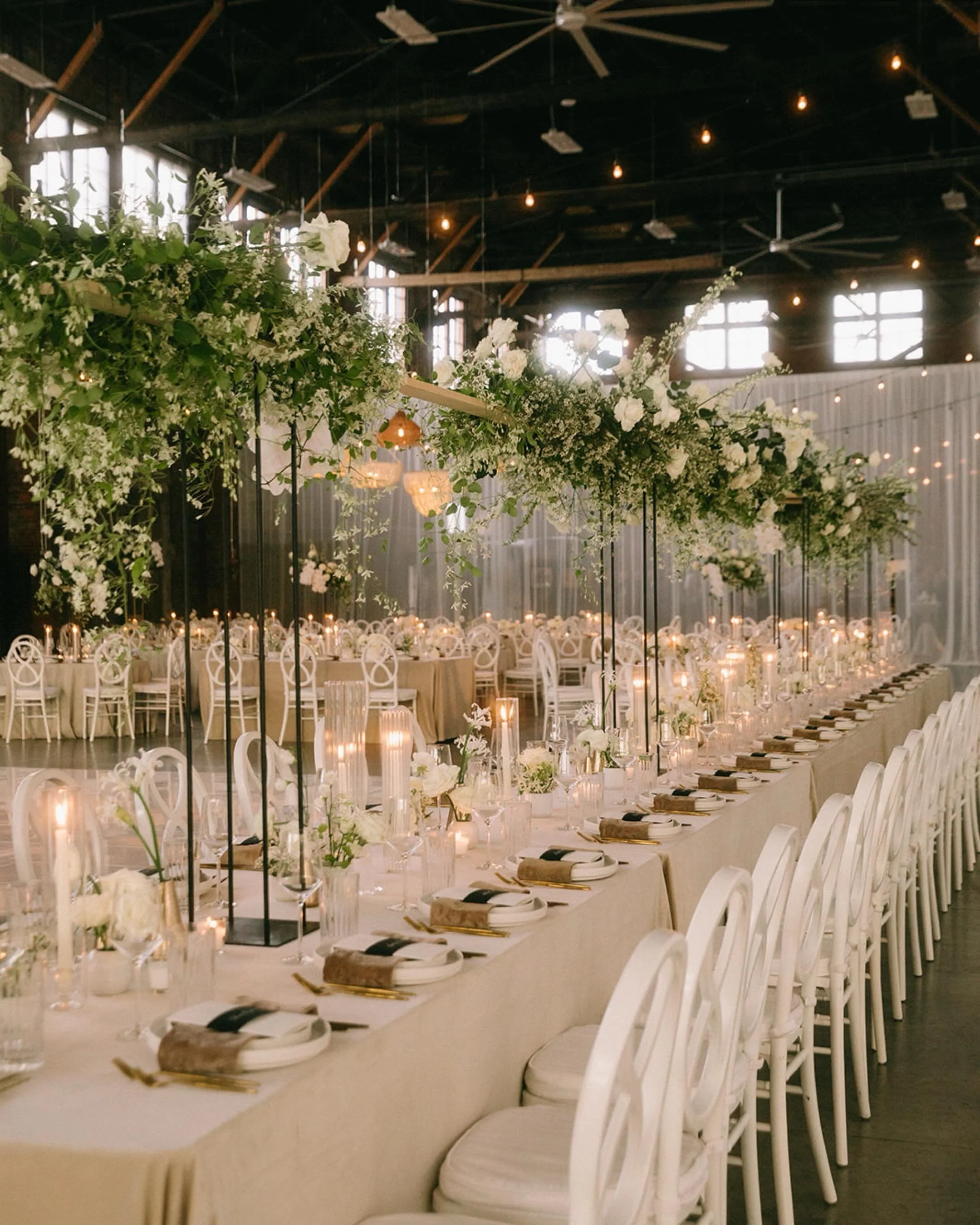Inspired by the beauty of the Maine coast, this wedding blended romantic candlelight with florals that completely transformed the space 🤍

Ceremony Venue // @blackpointinn 
Reception Venue + Bar // @eventsatthompsonspoint 
Planning + Design // @pinc