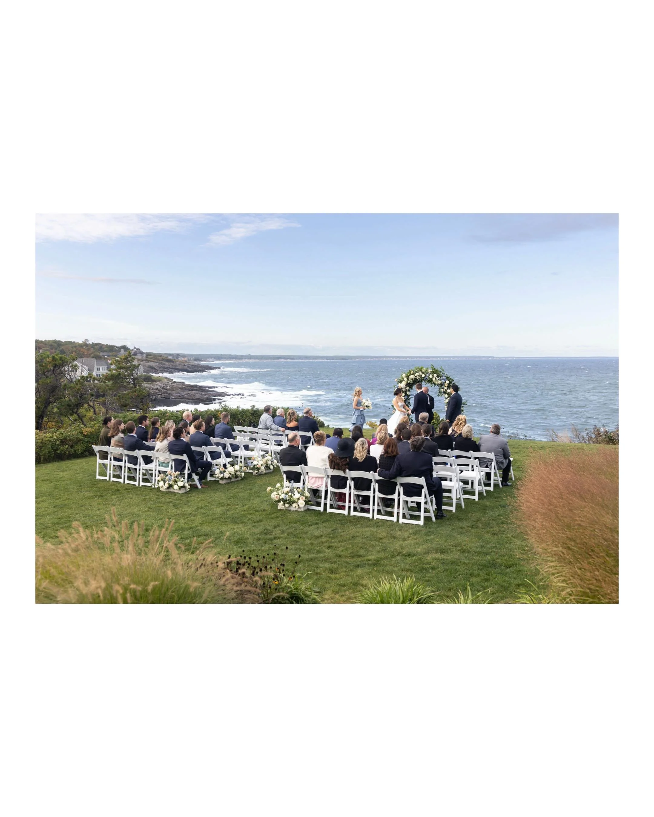 POV: your wedding backdrop looks AI generated, but it&rsquo;s actually what ceremonies at Cliff House look like. 🌊

Venue + Catering // @cliffhousemaine 
Planner // @pinchmeplanning 
Photography // @johncainphotography 
Dessert // Let Them Eat Cake
