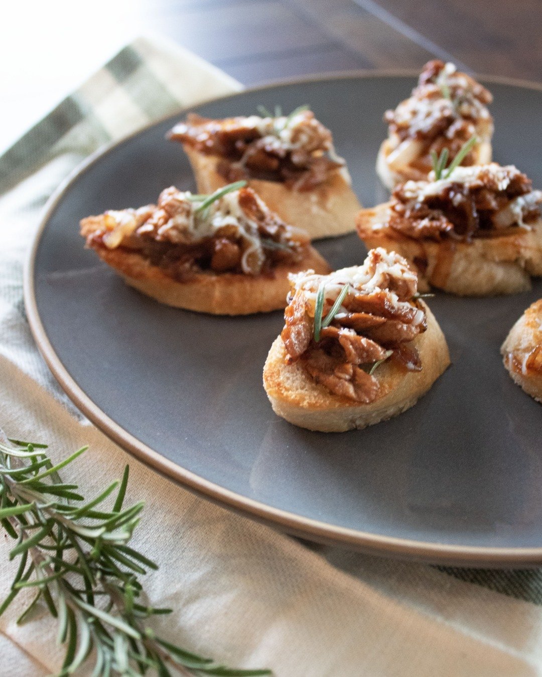 A simple &amp; savory appetizer to bring to your next gathering. ⁠✨
Beefless Seitan Crostini ✨
⁠
&bull; 1 Package of Franklin Farms Beefless Seitan⁠
&bull; 1 Baguette, cut into slices⁠
&bull; 1 White Onion, cut into thin slices⁠
&bull; 2 Cloves 