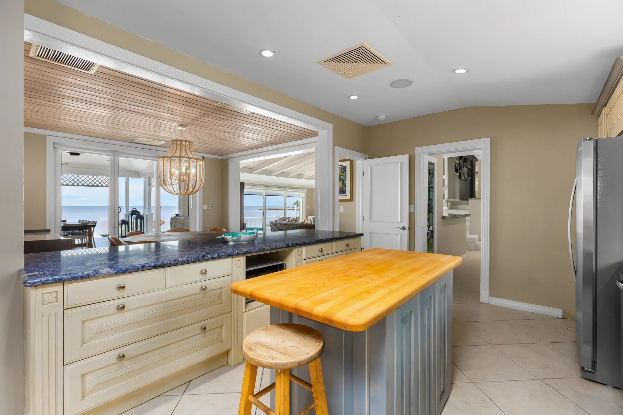 Kitchen Island & Dining Bar