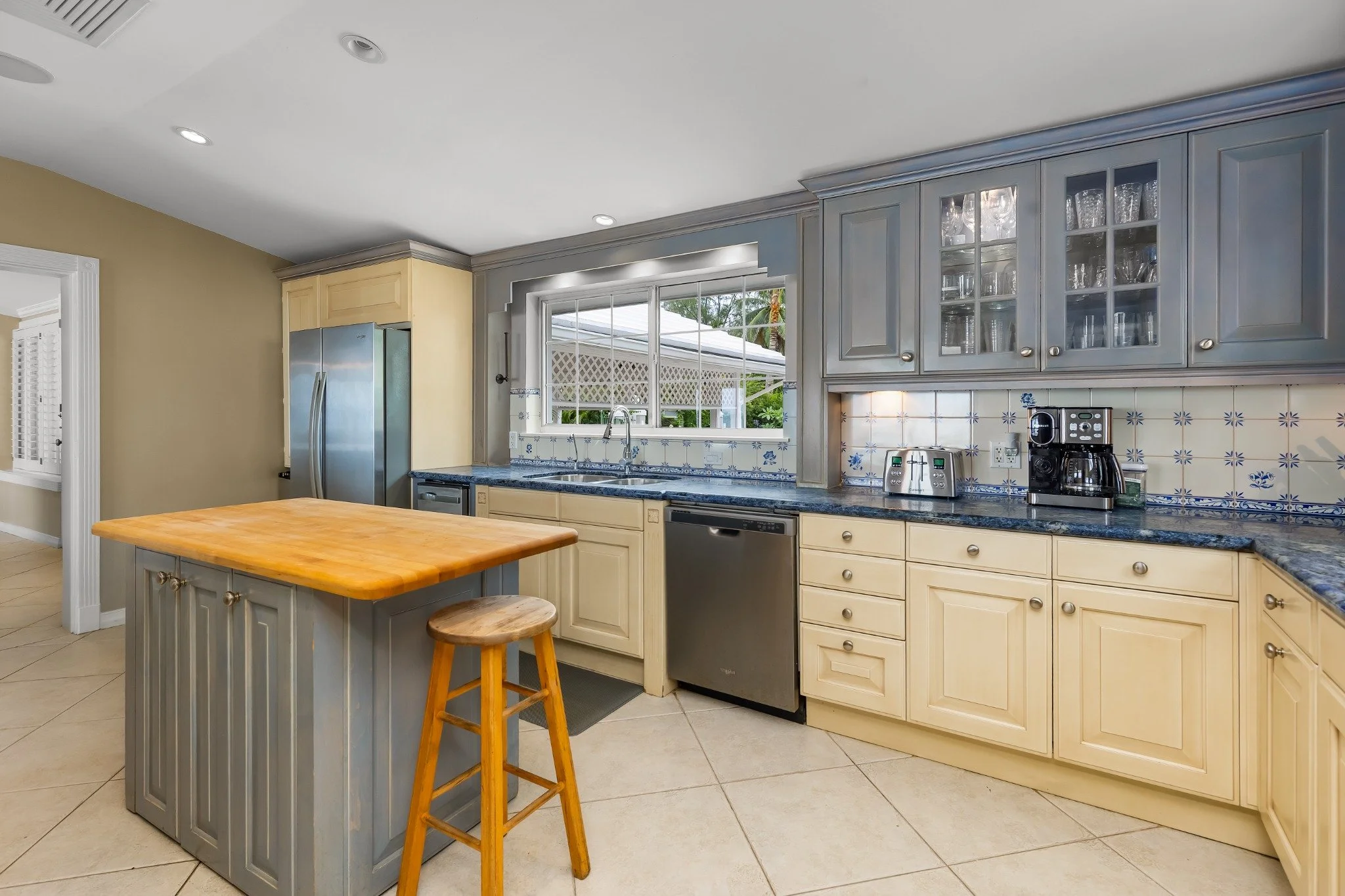 Main House Kitchen & Breakfast Bar