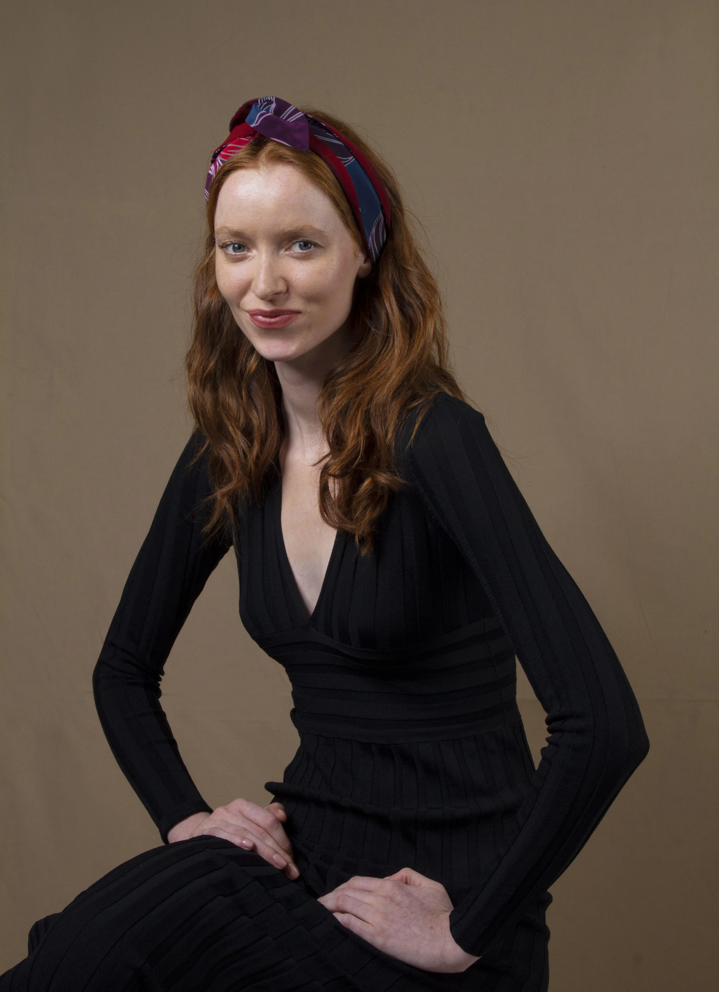 Les Cerises de Mars Muze Soieries accessoires cheveux Bandeau à nouer Large Lio Burgandy porté dézoom