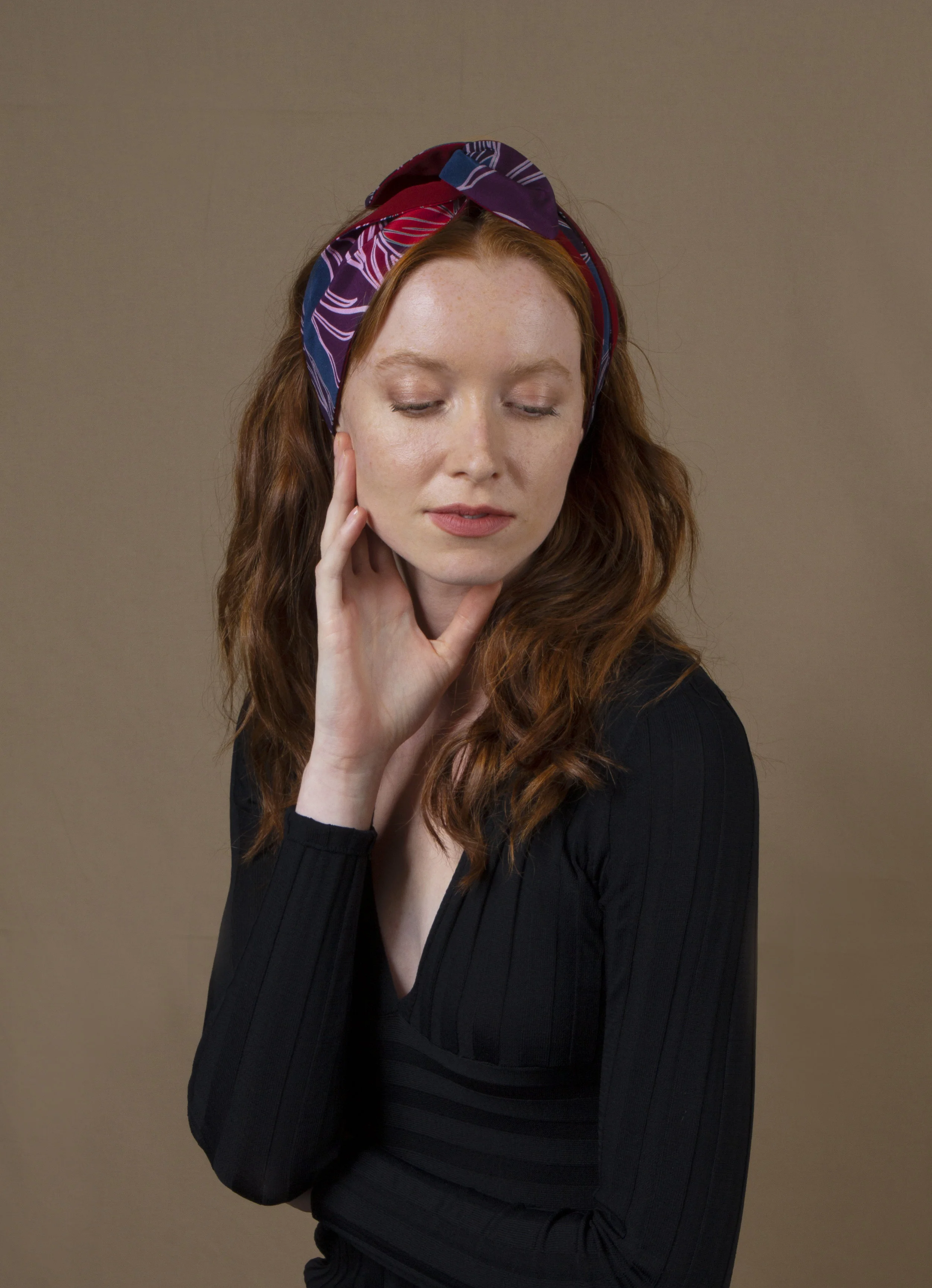 Les Cerises de Mars Muze Soieries accessoires cheveux Bandeau à nouer Large Lio Burgandy porté face